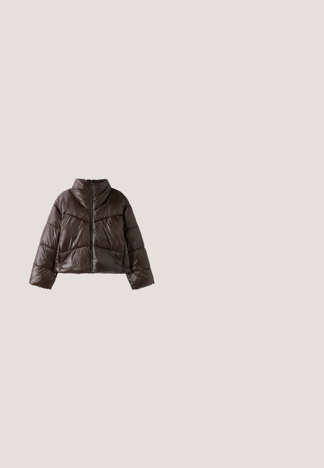 Dunkelbraune glänzende Steppjacke mit hohem Kragen, langen Ärmeln und Reißverschluss vorne, dargestellt vor weißem Hintergrund.; Schwarzer Woll-Hoodie zum Reißverschluss mit langen Ärmeln und entspannter Passform, vor weißem Hintergrund dargestellt.; Dunkelbraunes T-Shirt mit Rundhalsausschnitt aus weichem, fein geripptem Strickstoff.; Braune Jeans mit geradem Bein, vorderem Knopf- und Reißverschluss sowie einem Fünf-Taschen-Design auf weißem Hintergrund.; Braune Wildlederstiefelette mit einem plüschigen, strukturierten Kragen. Verfügt über eine dicke, gerippte Plateausohle und verstärkte Nähte entlang der Nähte.; Braune Wildleder-Schultertasche mit breitem, flachem Griff. Weiches, unstruktiertes Design mit einer zentralen Naht. Keine sichtbaren Beschläge oder Verzierungen.