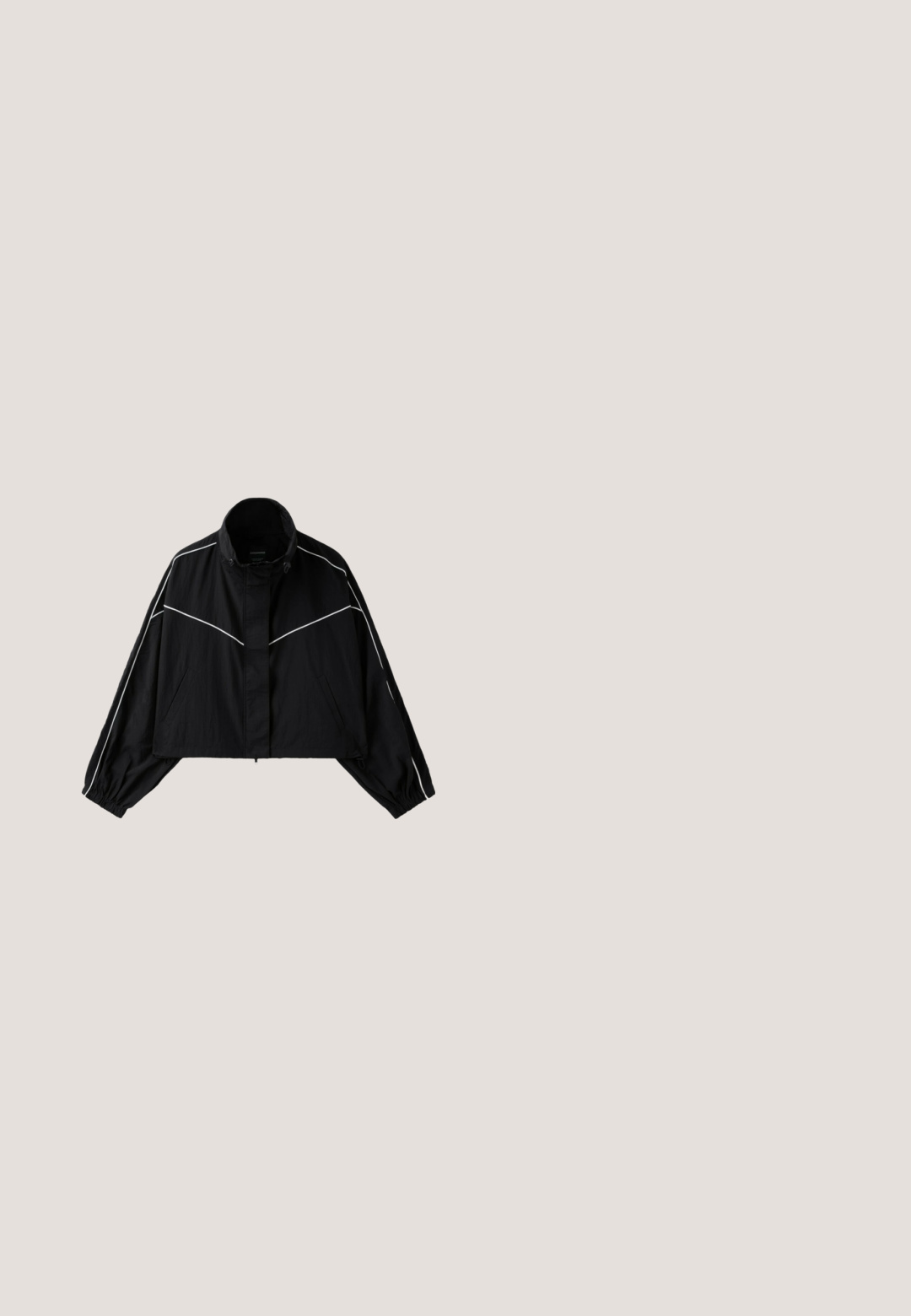 Veste courte noire avec col montant et détails blancs diagonaux et sur les manches, poignets élastiques et poches avant avec fermeture éclair.; Haut court noir à côtes avec un col montant et une coupe ajustée. Fabriqué dans un tissu extensible avec une texture lisse et sans fermetures visibles.; Leggings noirs en tissu extensible avec une taille haute élastique présentant le texte "SMIL" en blanc. Texture lisse et design ajusté.; Baskets blanches chunky avec des accents en argent métallique, un mélange de matériaux texturés, et une semelle rembourrée avec un design distinctif.; Lunettes de soleil ovales noires avec montures fines et petits points dorés près des charnières, avec verres légèrement teintés.; Sac en simili cuir noir avec une forme courbée, fermeture éclair et deux poignées courtes. Présente une surface texturée et un logo subtil.