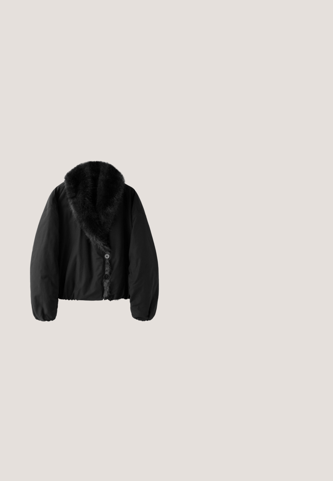 Zwarte gewatteerde jas met grote zachte bontkraag en twee knopen aan de voorkant, lange mouwen en elastische manchetten.; FUBU OLD ENGLISH VELOURS - Longsleeve - black; Zwarte velours broek met een uitlopende pijpdesign. Beschikt over een trekkoord in de taille en het woord "JUICY" in rhinestones aan de voorkant. Zachte textuur.; Zwarte platformlaarzen met een ronde neus, voorzien van een fluffy crèmekleurige kraag en veters, gecombineerd met losse beige broek op een houten vloer.; Zwarte leren handtas met zilverkleurige studs die het woord "Juicy" spellen, voorzien van een bovenhandvat en een verstelbare schouderriem met gesp.; Zilverkleurige armband met ronde heldere kristallen, geplaatst in een herhalend geometrisch patroon, voorzien van een sluiting en een verstelbare kettinguitbreiding.