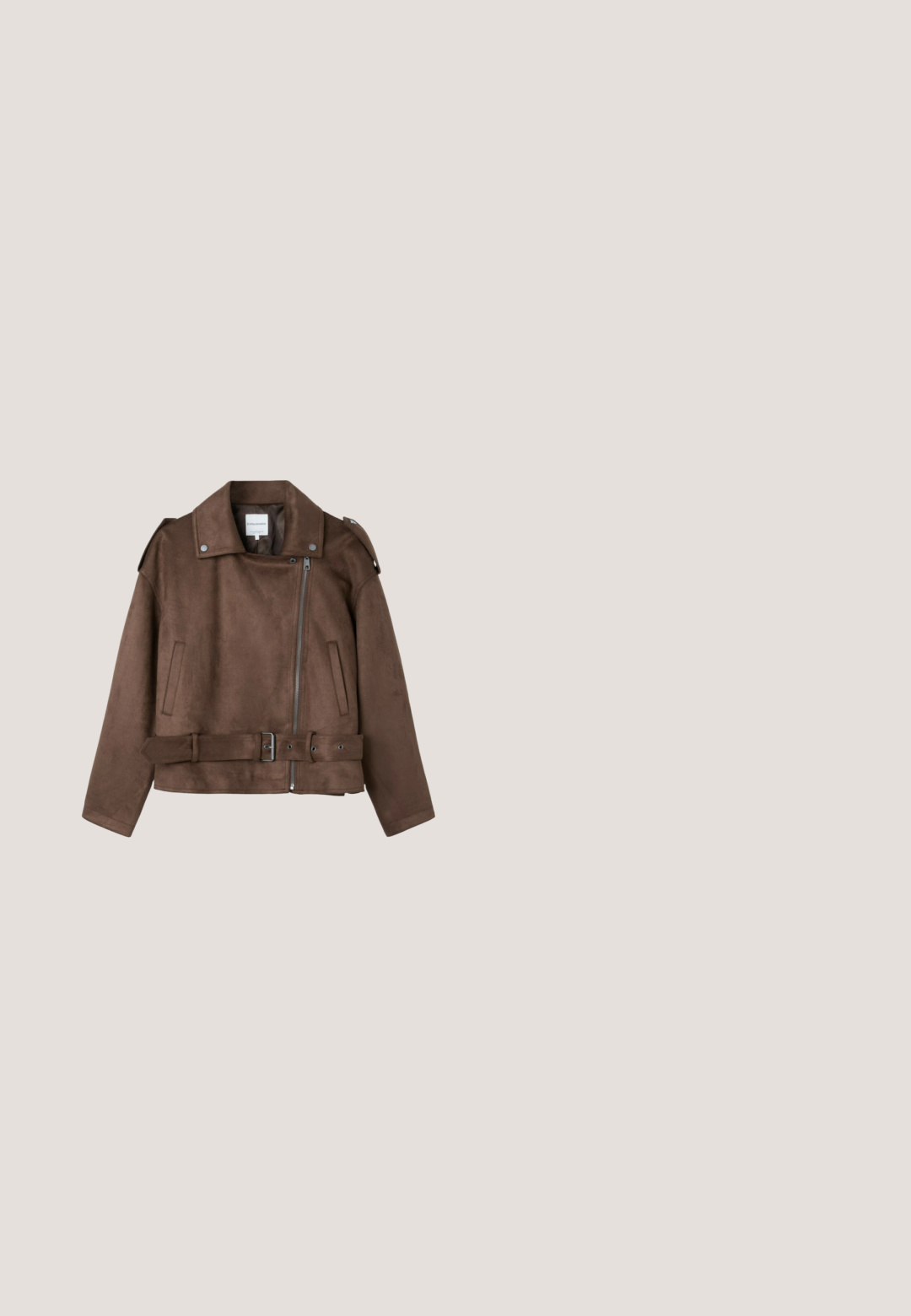 Veste de motard en daim marron avec fermeture éclair asymétrique à l’avant, taille ceinturée, bretelles boutonnées aux épaules et poches latérales.; Blouse marron à manches courtes avec bordure en dentelle sur les manches et l'ourlet, lien à l'avant sur le large décolleté et détails en dentelle verticale sur le panneau avant.; Jean beige à jambes larges avec fermeture à bouton et zip à l'avant, passants pour ceinture et poches avant, présenté sur fond blanc.; Botte de cow-boy en daim marron avec un orteil pointu, des accents en métal doré et un talon robuste marron. Présente un détail de sangle décoratif.; Lunettes de soleil en plastique marron avec une forme œil de chat, verres foncés et accessoires en or portant les initiales "MK" sur le côté.; Sac bandoulière en daim marron avec sangle à boucle sur le devant et longues franges sur la partie inférieure et les côtés.