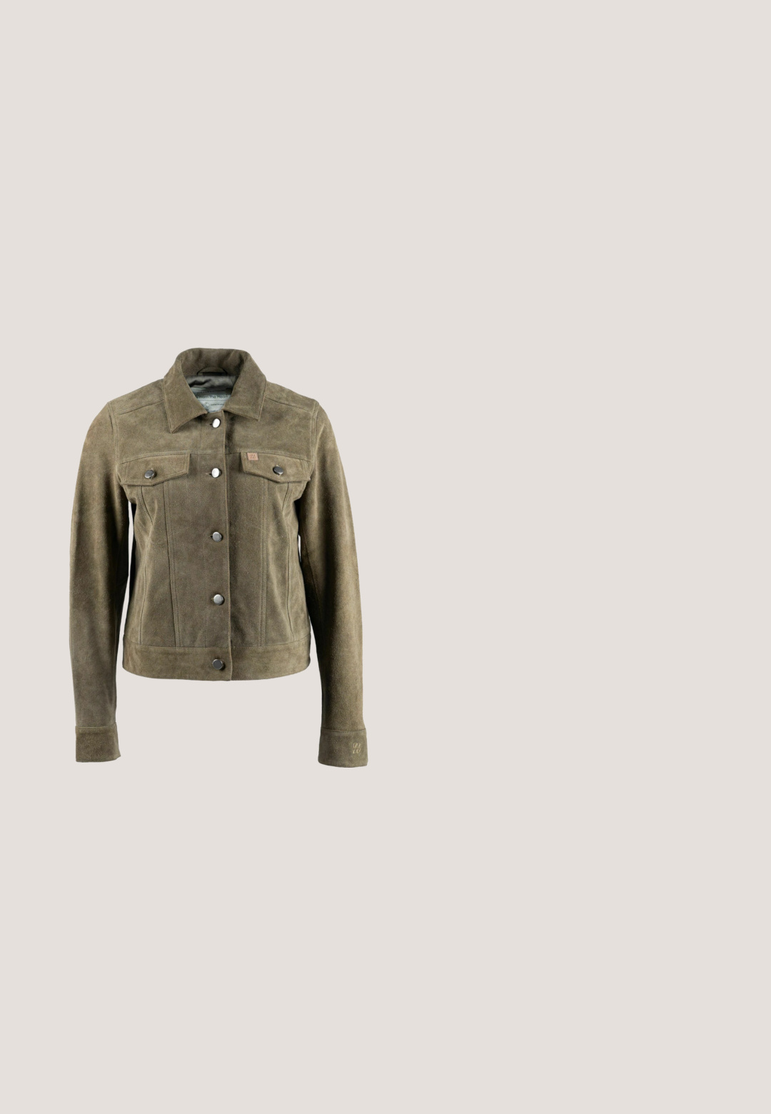 Braune Wildlederjacke mit Kragen, zwei Brusttaschen und vorderen Knöpfen. Verfügt über einen leicht kürzeren Schnitt und sichtbare Nähte.; Gehäkelter Pullover mit langen Ärmeln und gewellten Kanten, mit cremefarbenem Hintergrund und blauen Blumenmustern in verschiedenen Schattierungen.; Ärmelloses braunes Strickoberteil mit einem fallenden Wasserfallausschnitt und einem Etikett mit der Aufschrift "FatFace" innen im Kragen.; Dunkelblaue Jeans mit ausgestelltem Bein, ausgestattet mit einem klassischen Fünf-Taschen-Design und sichtbaren Nähten. Der Stoff hat eine glatte Textur mit minimalen Verblassungen.; Brauner Wildleder-Slipper mit Riemen-Detail, genähter Mokassinnähte und niedrigem gestapeltem Absatz auf weißem Hintergrund.; Braune Lederhandtasche mit gewebtem Strukturmuster, mit zwei langen, schlanken Griffen zum Tragen über der Schulter.