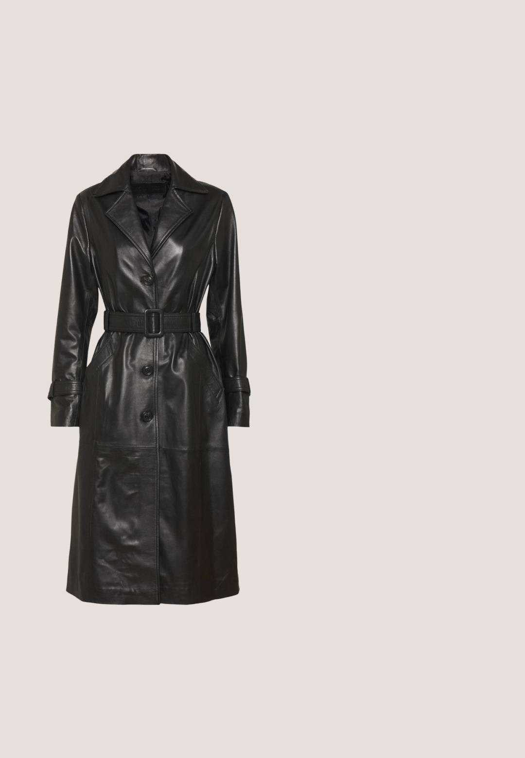 Sort lædertrenchcoat med enkeltstående design, stor krave, bælte i taljen og forlommer. Glat tekstur og poleret finish.; Hvid bluse med sort blonderdetalje ved udskæringen, med en V-formet skæring og puffede ærmer. Glat stof med indviklet blonderdesign.; Sorte højtaljede, skræddersyede bukser med pressede læg foran og let tilspidsede ben, mod en hvid baggrund.; Sort læder ankelstøvle med krokodilletekstur, prydet med en guldbeslag og en tyk gummisål for stabilitet.; Sort skuldertaske i læder formet som en halvmåne med justerbar rem, blomsterdekoration, metaløjer og "Desigual"-logo foran.; Sølv halskæde med flere kæder og en central knudedetalje samt en justerbar låseforlængelse på en ensartet lys baggrund.