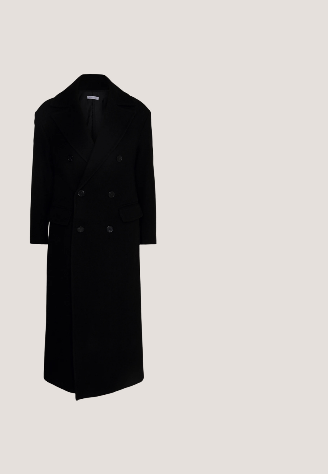 Sort dobbelmiddelt overfrakke med store revers, lange ærmer og to forlommer. Fremstillet af et tekstureret uldblandingsstof.; Sort turtleneck sweater med lange ærmer, lavet af et glat strikstof, med ribbede manchetter og søm for et tætsiddende udseende.; Jack & Jones PREMIUM JPSTKARL JJREESE TAPERED  - Chino - dark grey; Sort læder ankelstøvle med snørelukning foran, lav hæl og trækstrop bagpå, vist i højre sideprofil på hvid baggrund.; Mørkegråt uld halstørklæde med frynser i enderne, foldet i en løkke mod en hvid baggrund.; Sort læderbælte med en sølvmetalsnore, der har et klassisk design og en glat tekstur. Indeholder huller til justerbar pasform.