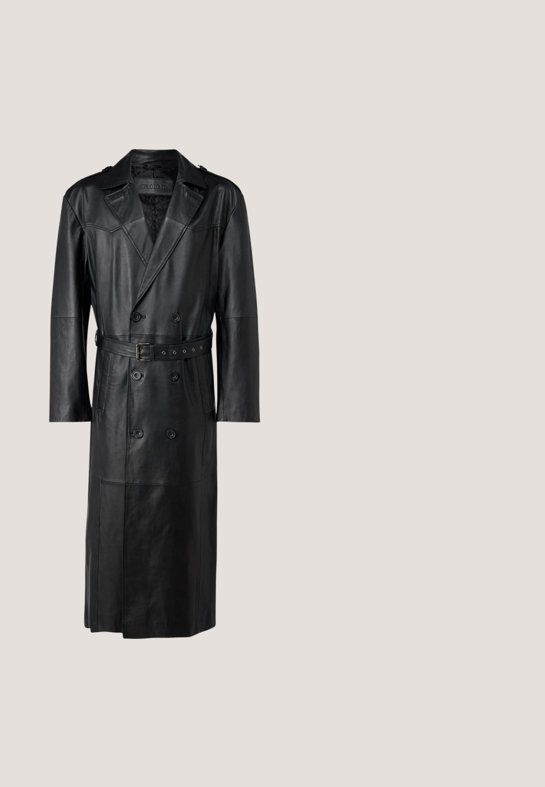 Zwarte leren trenchcoat met een dubbelzijdig ontwerp, ceintuur in de taille en schouderepauletten. Glad textuur en knielengte.; Zwart kortekraag t-shirt van katoen, met een ronde halslijn en een klein label aan de zijkant. Glad textuur en rechte pasvorm.; Zwarte wijde broek met plooien en een stoffen riem gestrikt in de taille, getoond op een witte achtergrond.; Zwarte faux leren gevechtslaars met een chunky platform, voorzien van een vetersluiting, ritssluiting en een metallic accent op de hak.; Metaal ketting met verlengde schakels in zilverkleurig metaal, met een kreeftsluiter en een verstelbare ketting aan de achterkant voor lengtvariation.; Zwart leren harnas met verstelbare riemen, voorzien van zilveren metalen ringen en studs. Het ontwerp omvat een centrale ring en een gespsluiting.
