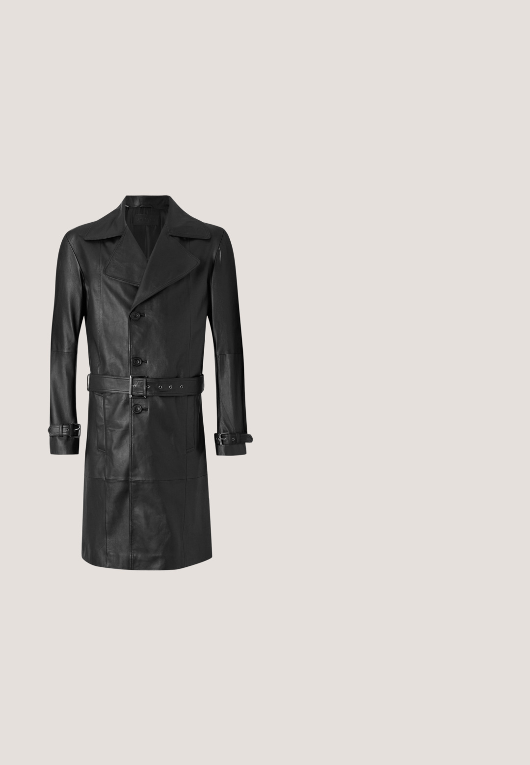 Abrigo trench de cuero negro con un frente de doble botonadura, gran cuello, cintura ceñida por un cinturón y correas en los puños. Textura suave, diseño hasta la rodilla.; Camiseta negra de manga corta con cuello redondo, dobladillo asimétrico, textura transparente y detalle de cremallera lateral. Tejido suave y ligero.; Pantalones negros de talle alto y corte sastre, con presillas para cinturón, pliegues delanteros, cierre de botones y piernas anchas y rectas sobre un fondo claro.; Botín de combate de imitación de cuero negro con una plataforma gruesa, que presenta un cierre de cordones en la parte frontal, cierre de cremallera y un acento metálico en el tacón.; Collar de cadena de metal plateado que presenta una sección de cuentas transparentes, alternando entre texturas suaves y facetadas, con un cierre de broche.; Cinturón de cuero negro con una hebilla metálica brillante y un detalle de cadena plateada adjunta, con una textura suave y orificios de tamaño ajustables.