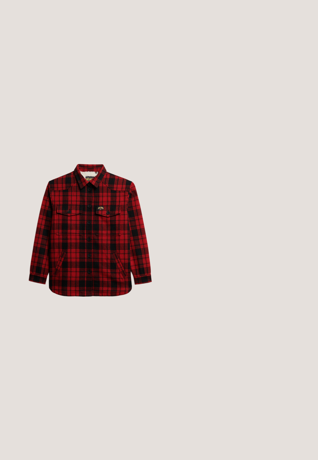 Rød og sort ternet flanneljakke med knaplukning foran, to brystlommer og krave foret med fleece. Blød tekstur og slidstærkt stof.; Mørkegrå bomulds t-shirt med korte ærmer og rund hals, med et hvidt "NIRVANA" grafik på venstre brystområde.; Lyseblå jeans med lige ben, slidte huller på begge ben, fem-lommer-stil og knaplukning i taljen.; Sorte snørebånd ankelstøvler lavet af syntetisk læder, med en kraftig sål, trækstrop og fremtrædende syninger.; Sorte ruskind choker halskæde med en struktureret sølvaccent, justerbar metalspænde og kædeforlængelse for en tilpasselig pasform.; Sort bredt læderbælte med sølvnitter og en central metal spænde lukning på hvid baggrund.