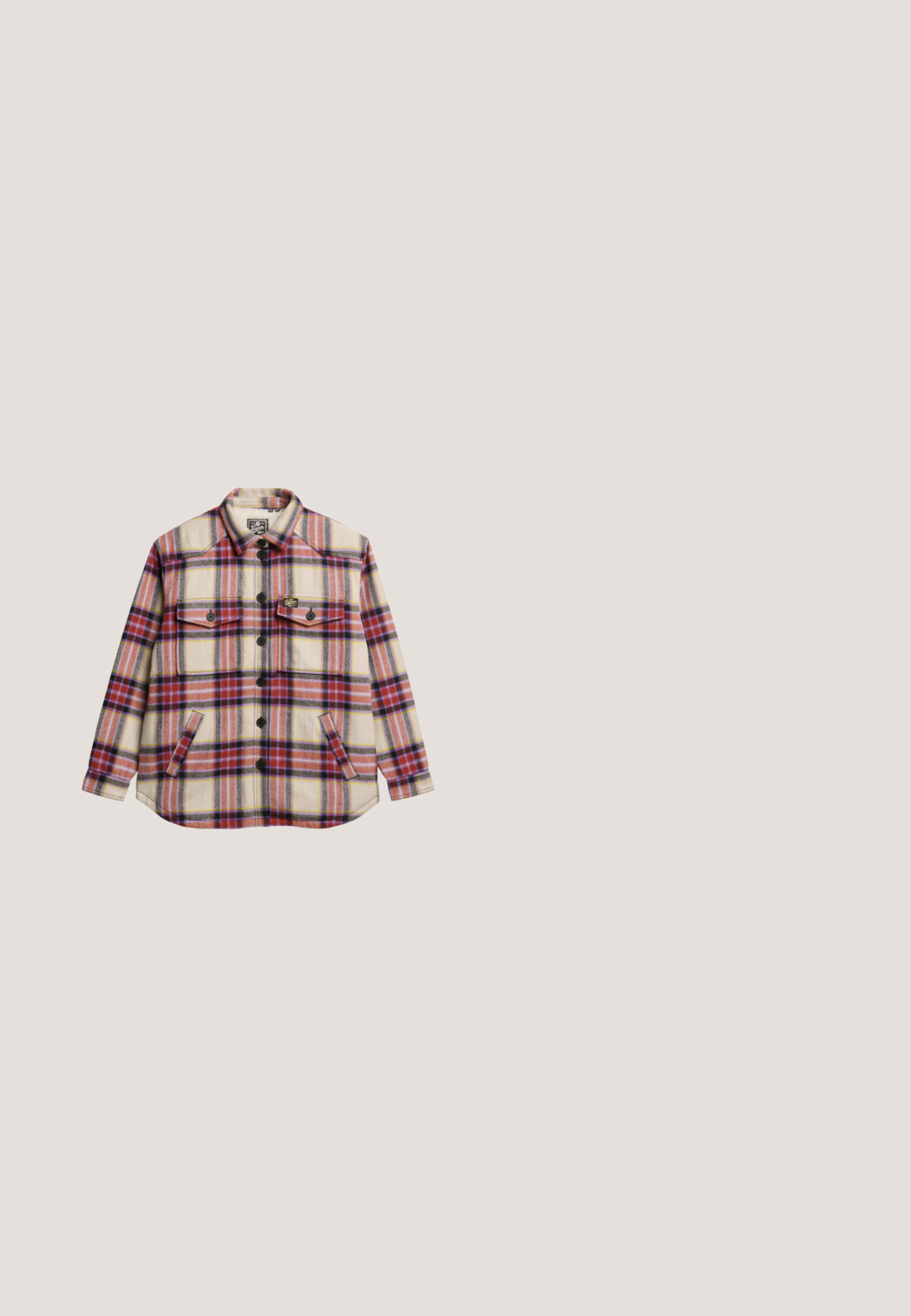 Geruite flanellen overhemd in crème, rood, paars en geel. Heeft twee borstzakken, zwarte knopen en een ronde zoom.; Beige dames T-shirt met korte mouwen, ronde hals en klein bruin Oxmo logo patch op de bovenste linkerborst.; Beige linnen broek met wijde pijpen, knoop- en ritssluiting, riemlussen en voorzakken, afgebeeld tegen een witte achtergrond.; Beige leren sneaker met een gestructureerd oppervlak, voorzien van een crèmekleurige zool, een ronde neus en gestikte accenten. Lichtbruine hieldetail.; Notre-V Handtas - licht roze; Gouden armband en bijpassende oorstekers met vlinderdetails, versierd met kleine heldere kristallen op een witte achtergrond.