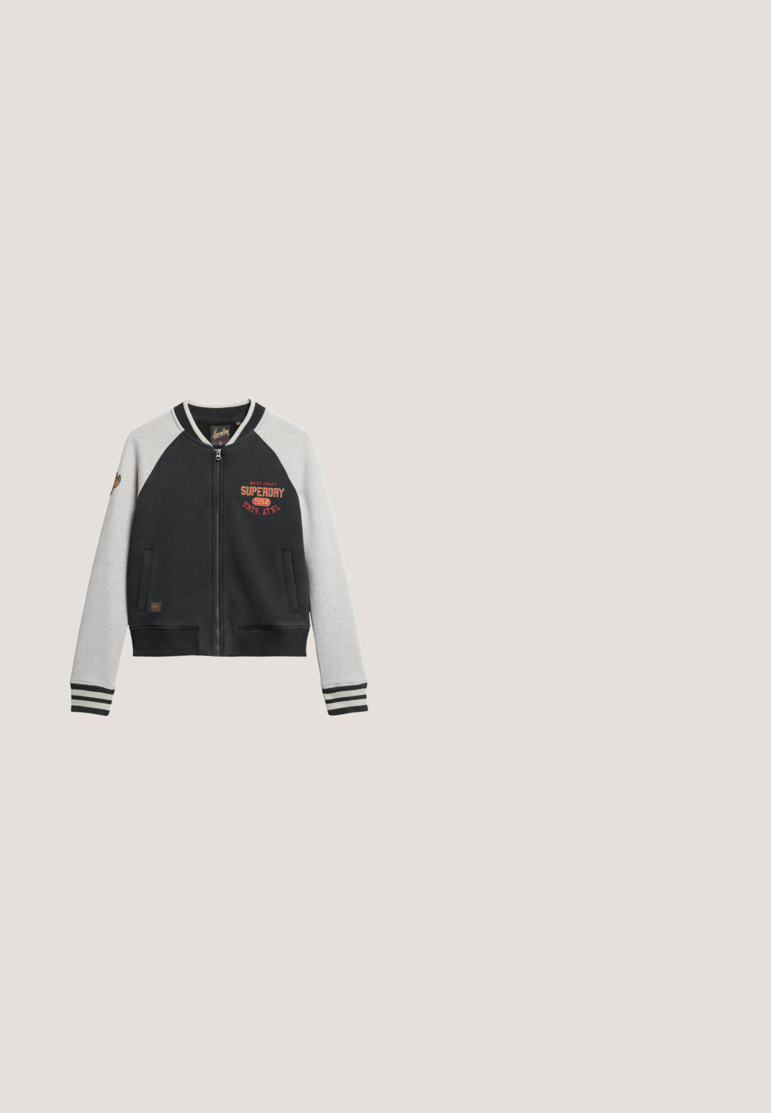 Blouson aviateur zippé noir et gris avec manches raglan, poignets et taille côtelés. Présente un logo et du texte à l'avant. Texture de tissu douce.; Haut orange à manches courtes en tricot côtelé avec encolure ronde, vu de dos sur un fond blanc.; Shorts en denim bleu avec des ourlets effilochés, des patchs usés sur les deux jambes, une fermeture à bouton à l'avant, une fermeture éclair et des passants de ceinture.; Baskets Puma blanches montantes avec fermeture à lacets, semelle en caoutchouc texturée et logo de la marque sur le côté et l'onglet arrière.; Sac bandoulière en cuir noir texturé avec ferrures argentées et sangle ajustable, affichant un petit logo blanc "EMILYN&NOAH" au centre en bas.; Collier délicat en chaîne d'argent avec un petit pendentif poli en forme de cœur et une fermeture à fermoir ajustable sur fond blanc.