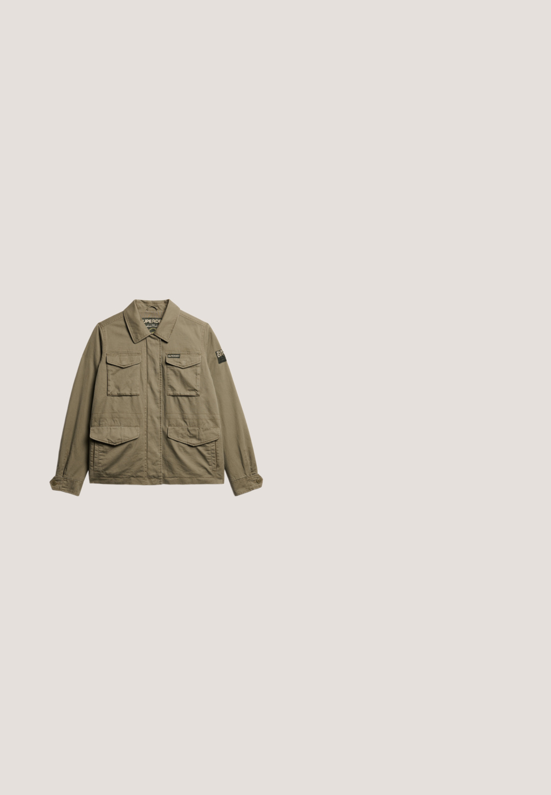 Superdry & Co EMBROIDERED MILITARY - Lichte jas - moss khaki; Beige overhemd met lange mouwen van katoen, met een knoopsluiting aan de voorkant, puntige kraag en één borstzak. Zachte textuur, relaxte pasvorm.; Khaki cargobroek met wijde pijpen, hoge taille, knoop- en ritssluiting en klepzakken aan beide zijden.; Beige suède enklaarsjes met een ronde neus, vetersluiting en contrasterende stiksels, gedragen met zwarte slim-fit broek op een houten vloer.; Bruine leren schoudertas met ronde randen, magnetische flapsluiting en gouden hardware. Verstelbare schouderband voor veelzijdigheid.; Bruine gevlochten lederen riem met een kleine gouden gesp, opgerold op een lichte achtergrond.