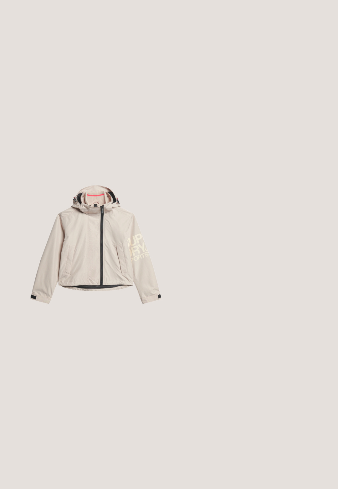Lichtbeige buitenjasje met een fitted design, zwarte rits, zijzakken en een capuchon. Bevat een groot "SUPERDRY" logo op de mouw.; Beige fleece pullover met hoge kraag, halve rits aan de voorkant en zwarte zijzakken. Zachte textuur met een iets oversized pasvorm.; Lichtbeige T-shirt met korte mouwen van zachte stof, met een ronde hals en een subtiel gebosst logo op de borst.; Zwarte wijde spijkerbroek van denim, met een ruwe zoom en een vijf-pocket ontwerp, voorzien van een knopenluiting bij de taille.; Lichtgrijze en gele sportschoen met meshdetails, gevoerde zool en veters, gezien vanaf de buitenkant op een witte achtergrond.; Taupekleurige draagtas met dubbele handvatten, een groot voorvak, twee zijvakken met trekkoordsluitingen en het "Kapten & Son"-logo aan de voorkant.