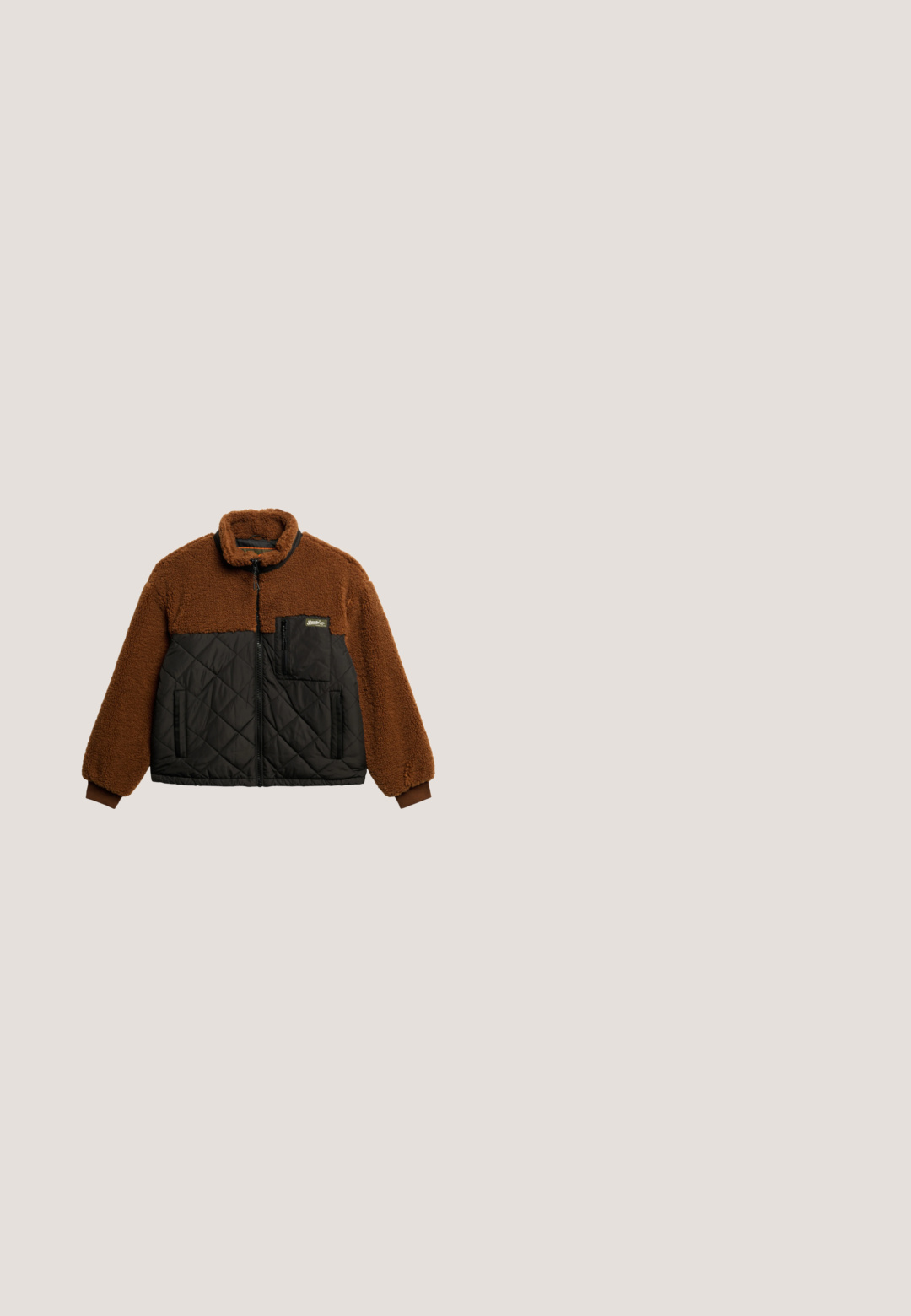 Veste en polaire marron avec une partie inférieure en tissu matelassé noir, fermeture éclair, col montant et une poche poitrine zippée. Tissu texturé sur toute la surface.; Pull en demi-fermeture éclair crème et noir, en tissu doux, avec des manches et des épaules noires, zipper blanc, logo O'Neill sur le devant.; T-shirt noir à manches longues côtelé avec col montant et petit logo Puma sur la partie supérieure gauche de la poitrine.; Leggings noirs avec une taille haute côtelée, un design sans coutures, des poches latérales et une texture lisse sur toute la surface.; Botte d'hiver en daim noir avec des lacets beige, des œillets beige, un col en polaire noire et une épaisse semelle en caoutchouc marron.; Sac fourre-tout rectangulaire noir matelassé avec deux poignées et poches latérales zippées sur fond blanc.
