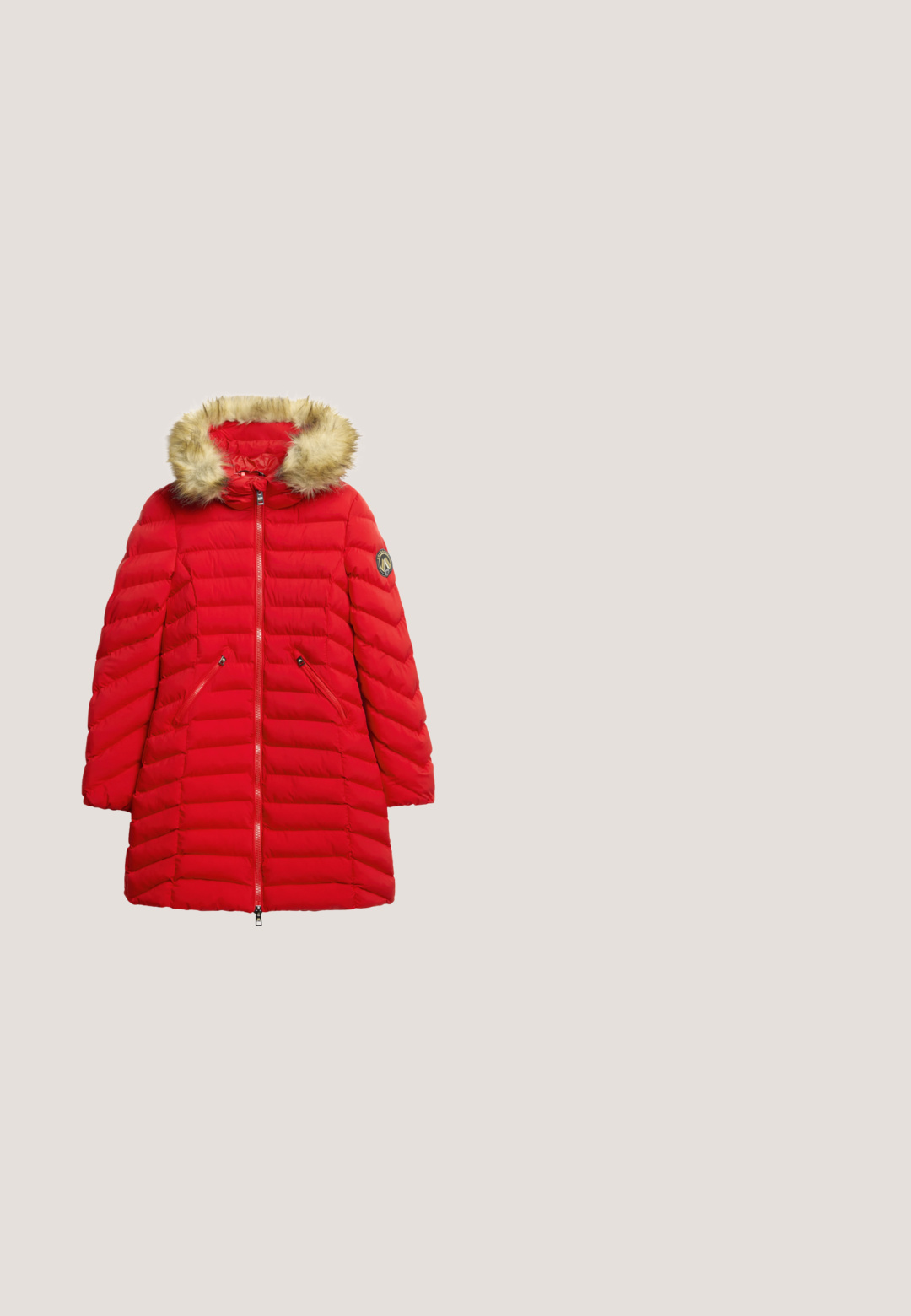 Rød polstret frakke med en faux fur hætte, lynlås fortil, to sidelommer og et logo mærke på ærmet. Glat tekstur, quiltet design.; Rød T-shirt med fed hvid tekst "RAMBO" over et rundt emblem med teksten "John Rambo First Blood 1982" med en ørn og pilegrafik.; Lyseblå denimjeans med lige ben, fem lommer og lukning med knap foran. Glat tekstur med en slidt finish.; Rød sneaker i ruskind og syntetiske materialer, med en hvid sål og snørebånd. Logo vist på siden, struktureret overdel med en markant form.; Rød skuldertaske i læder med enkelt rem og lille hængende mærke, glat tekstur og lille guldt logo foran i midten.; Røde kirsebærformede stud-øreringe med glitrende finish, guldfarvede metalstænger og grønne emaljeblade. Kirsebærdetaljer fremhæver designet.