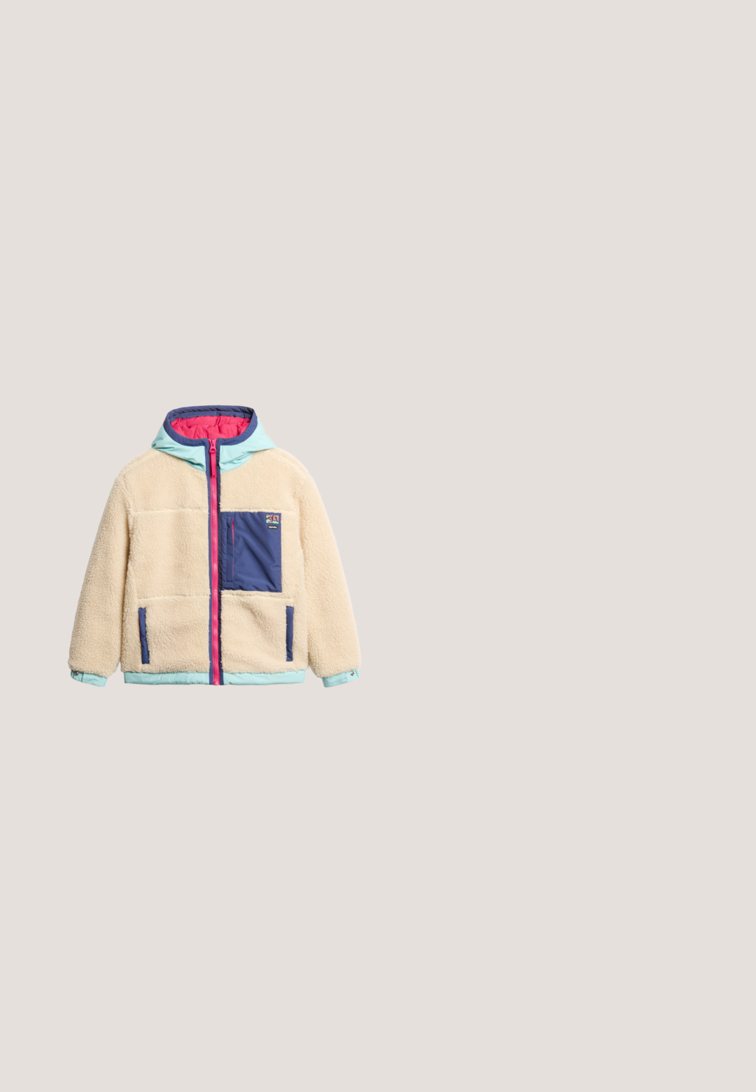 Superdry & Co VINTAGE HOODED - Veste polaire - vintage ecru; Polo à manches courtes avec col noir, patte de boutonnage et rayures horizontales bleu marine, blanc, pêche et vert, avec un petit logo sur la poitrine.; Pantalon en denim bleu à jambe large avec plis, doté d'une taille haute, de poches avant et d'une finition texturée. Le tissu est épais et robuste.; Baskets en cuir suédé marron avec bordure en crochet crème, semelle en gomme plate et design à lacets, vue de côté sur fond gris clair.; Trousse de toilette rectangulaire bleue rembourrée avec poignée supérieure, fermeture éclair et petite étiquette de logo blanche sur le devant.; Collier superposé en or avec des designs de maillons et de chaînes. Comprend deux pendentifs géométriques : un carré plat et une forme de losange à motif.
