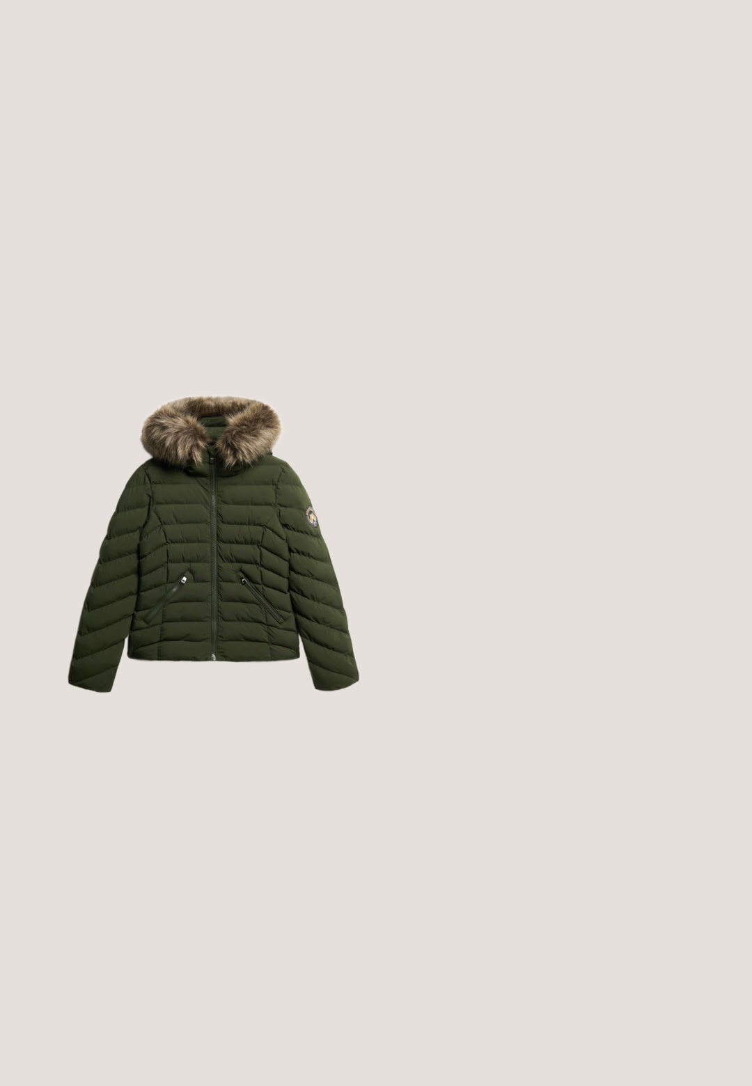 Oliven grøn pufferjakke med en faux fur hætte, lynlås foran, to sidelommer, quiltet mønster og logo detaljer på ærmet.; Olivengrøn sweatshirt med blomsterapplikation i pink, hvid og brun på forsiden. Ribstrikket halsudskæring og manchetter, afslappet pasform.; Olivengrøn kortærmet V-hals bomulds T-shirt med små sidesplitter og en løs pasform.; Grønne leggings i fløjl med en glat taljebånd, der har vertikale riller og en tætsiddende silhuet. Ingen synlige beslag eller detaljer.; Grønne kanvas sko med sorte snørebånd og sideliste. Har en rund tå, gummisål og kontrasterende hvid syning. Klassisk sneaker design.; Olivengrøn nylon taske med dobbelt lynlås, en top-håndtag, justerbar rem, forlommesikkerhed og glat overflade; rektangulær form.
