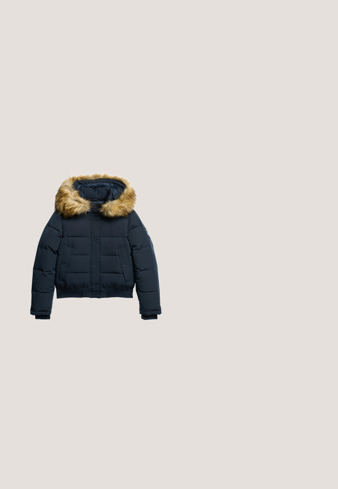 Marineblå puffjakke med hætte trimmet med pels, der har et struktureret design, trykknaplukning og to forlommer.; Fleece-pullover med høj krave, prydet med et geometrisk mønster i marineblå, koral og creme. Indeholder knapdetaljer og en elastisk talje.; Sort langærmet Levi's ribbet skjorte med rund halsudskæring og lille rødt Levi's logo på venstre bryst.; Lyseblå denimjeans med høj talje, bred benstil, klassisk fem-lomme design og subtil falmning på stoffet.; Sorte ruskind ankelstøvler med polstret krave, sølvhardware og en tan, robust sål. Har snørebåndsdesign og blød indvendig foret.; Mørkeblå sportstaske med hvide piping, to håndtag, justerbar sort skulderrem og sølv lynlås på toppen.