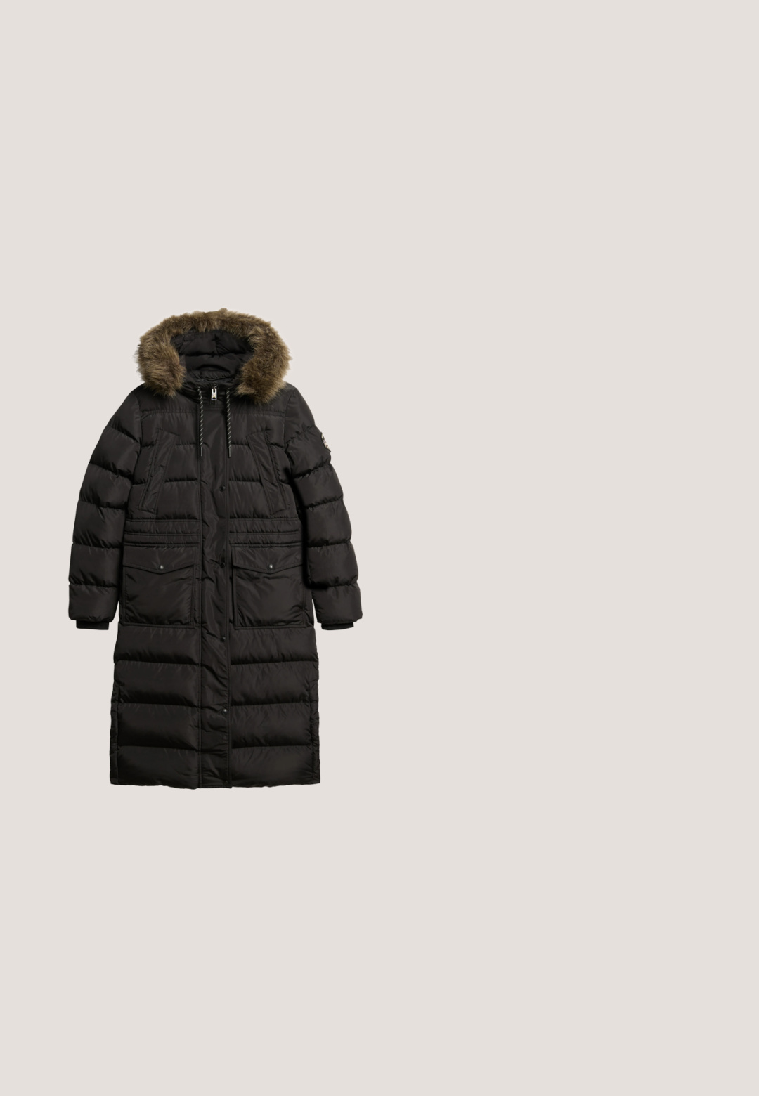 Abrigo negro tipo puffer con capucha forrada de fur, presenta un diseño acolchado, dos bolsillos frontales y un cierre completo de cremallera.; Sudadera de forro polar negra con cuello alto, rayas horizontales blancas en el pecho y las mangas, y dos bolsillos laterales. Tejido suave y texturizado.; Top negro de manga larga hecho de tela suave, con cuello redondo y un logo bordado en el pecho. Diseño sencillo y de corte recto.; Leggings negros con una cinturilla elástica gruesa. Hechos de un material suave y elástico, ajustados para un silueta entallada y sin patrones visibles.; Botín de ante negro con forro de piel blanca, que presenta un sistema de cordones en la parte delantera, soporte acolchado en el tobillo y suela de goma para mayor tracción.; Bolso rectangular negro con dos asas y grandes letras borrosas L, I, U en el panel frontal.