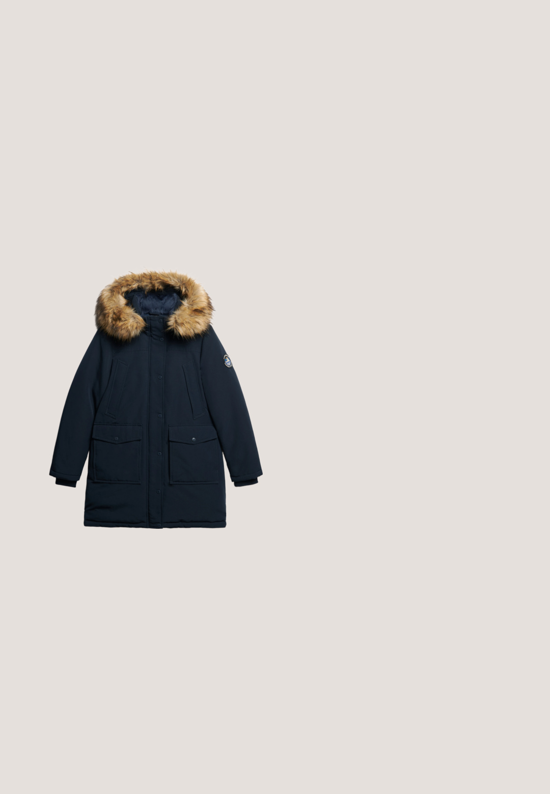 Veste d'hiver bleu marine avec une capuche bordée de fausse fourrure, mélange de tissus lisses et texturés, dotée d'une fermeture éclair à l'avant et de fermetures à pression.; Sweatshirt col rond teal avec un design central d'un cœur rouge enflammé, entouré de petites fleurs et d'étoiles de différentes couleurs.; T-shirt bleu marine à manches courtes avec le mot "HAPPY" sur la poitrine en lettres colorées style mosaïque.; Jean en denim bleu taille haute, coupe slim, avec poches à l'avant et à l'arrière, fermeture par bouton, et un léger effet délavé sur les cuisses et les genoux.; Baskets montantes en denim bleu foncé avec un embout et une semelle en caoutchouc blanc, dotées d'œillets en argent et d'un accent de logo circulaire.; Sac bandoulière en cuir matelassé noir avec bandoulière chaîne dorée et logo doré "19V69 ITALIA" sur le devant. Fermeture éclair sur le dessus.