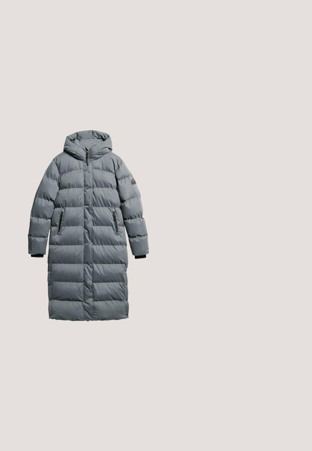 Superdry & Co PUFFER  - Abrigo de invierno - ebony; Sudadera gris claro de cuello redondo con mangas largas, puños y dobladillo acanalados, y pequeño texto verde "American Vintage" en el lado izquierdo del pecho.; Scalpers Camiseta estampada - grey melange; Pantalones deportivos de color gris claro con cinturilla ajustable, piernas rectas y un tejido texturizado y suave. El dobladillo tiene un ligero borde ondulado.; Botines de ante gris con forro suave, suela de goma plana y tirador. Presentan costuras detalladas y una textura suave.; Bolso tote acolchado gris con dos asas cortas, que presenta un acento de logo en la parte frontal y una textura lisa y mate. Diseño estructurado con una base plana.