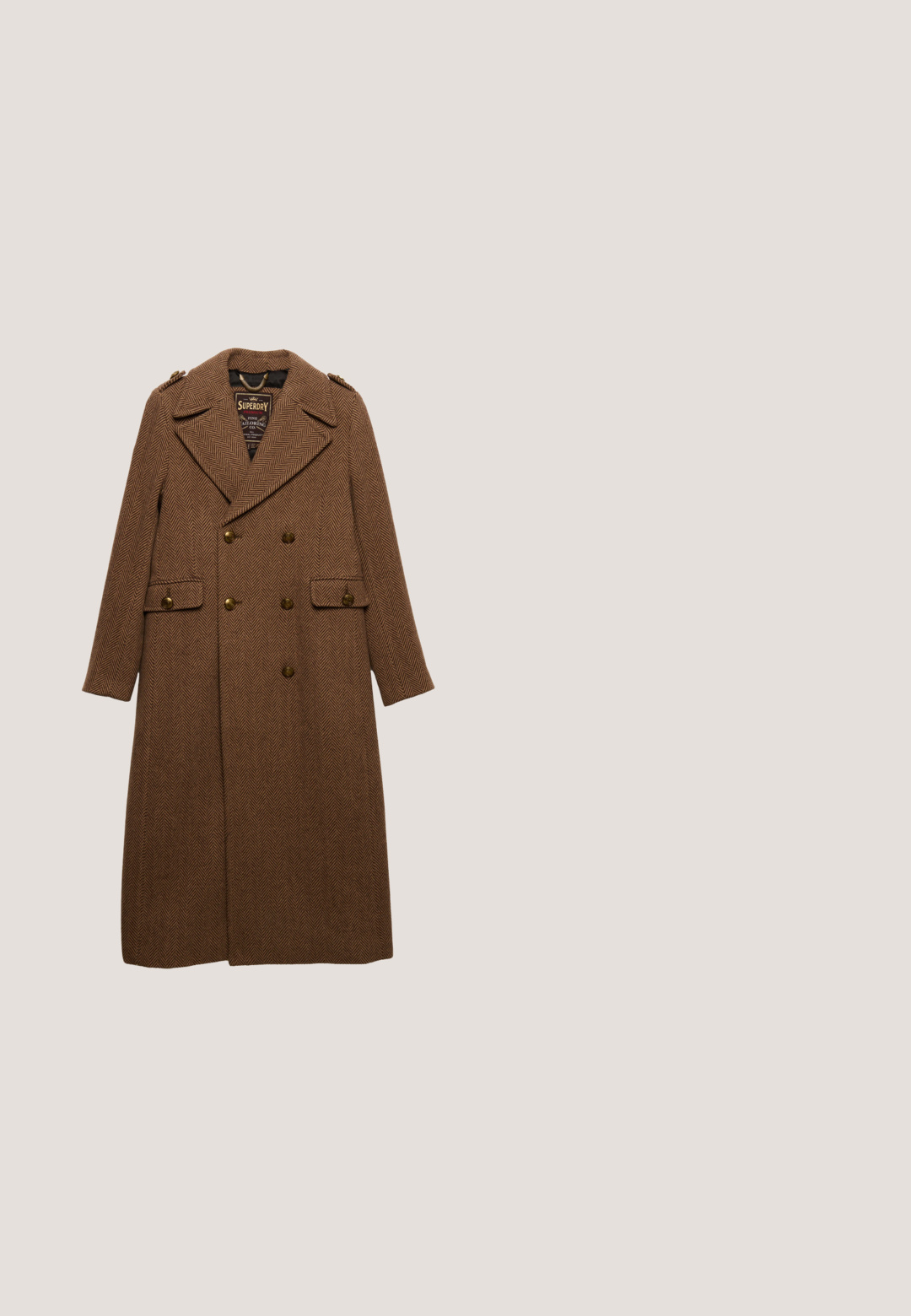 Manteau en laine marron à motif chevron avec un design à double boutonnage, de grands revers, deux poches avant et des boutons dorés.; Pull en tricot marron à manches longues, col rond, avec des poignets et un ourlet côtelés, présenté à plat sur un fond blanc.; Pull en col roulé ajusté à manches longues, marron foncé, en tissu léger et doux, sur un fond blanc.; Pantalon marron à jambes larges avec une texture côtelée, doté d'une taille haute sans quincaillerie ni motifs visibles. Tissu lisse et fluide.; Bottine en cuir verni marron avec un bout pointu, une cheville élastique et un talon bloc épais. Design élégant avec une texture lisse.; Petit sac bourse en cuir marron foncé souple avec lien coulissant, détails de fermoir couleur dorée et fines lanières d'épaule, marqué "Liu Jo" en petites lettres dorées.