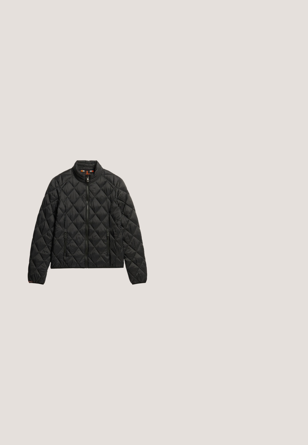 Sort quiltet jakke med rund krave, frontlynlås og to sidelommer med lynlås. Har et diamantmønster og letvægtsstof.; Sort Adidas sweatshirt med lange ærmer, rund halsudskæring og hvidt logo på brystet. Fremstillet af blødt stof med ribbede manchetter og kant.; Sorte træningsbukser med en bred flared design. Har farverige, flæset nederste kanter og hvide sidelister. Lavet af strækstof.; Hvide platform-sneakers med glat læderfinish, sorte accenter på hælen og en dekorativ sløjfe på snørebåndene. Sål med ribbet tekstur.; Sort quiltet håndtaske med et geometrisk mønster, dobbelt korte håndtag og en aftagelig skulderrem; lavet af glat stof med læderdetaljer.; Sølv hule øreringe med en glat, poleret overflade, der har et sømløst rundt design og en let åbning til lukning.