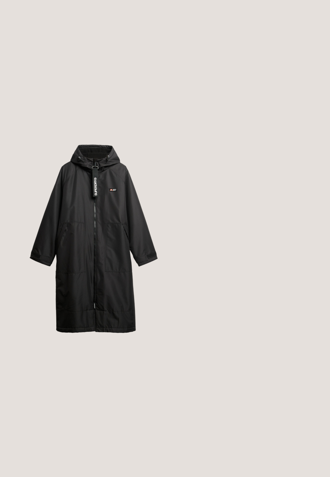 Zwarte waterdichte lange jas met een capuchon, ritsluiting, twee voorzakken en een logo-label, gemaakt van een gladde, textuurstof.; Zwarte langharige blouse met een gestructureerd, verweerd patroon. Beschikt over een borstzak met een zilveren rits en een ronde halslijn.; Wijde, lichtverfde blauwe spijkerbroek met beschadigde details, voor- en zijzakken, en een knoop- en ritssluiting.; Zwarte leren enkellaars met een chunky hak, vetersluiting en een gestructureerde rubberen zool; heeft een klein geperst logo aan de zijkant.; Desigual Handtas - black; Zilveren creolen met een gedraaid ontwerp. Gladde textuur, ronde vorm en gepolijste afwerking. Voorzien van een pin-sluiting voor stevig dragen.
