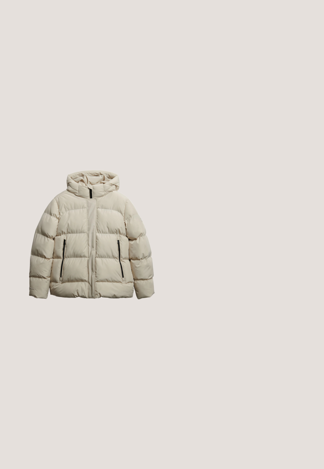 Chaqueta acolchada beige con capucha, que presenta segmentos acolchados, dos bolsillos laterales con cremallera y una cremallera frontal, fabricada con material sintético ligero.; Suéter de cuello alto en beige con manga larga, que presenta una textura suave, un cuello relajado y detalles de costura sutiles en la parte delantera.; Leggings beige con una cinturilla alta y ancha, fabricados con una tela suave y elástica. Diseño de pierna recta sin costuras o patrones visibles.; Bota de invierno beige con parte superior acolchada, cordones en la parte delantera, cuerda ajustable en la parte superior y suela gruesa y estriada para mayor tracción.; Gafas de sol con montura rectangular blanca y lentes con degradado oscuro, vistas de frente sobre un fondo blanco.; Bolso de mano color crema con correas verticales de cuero y paneles de tela suave y aterciopelada, con dos asas y cierre de cremallera en los lados.