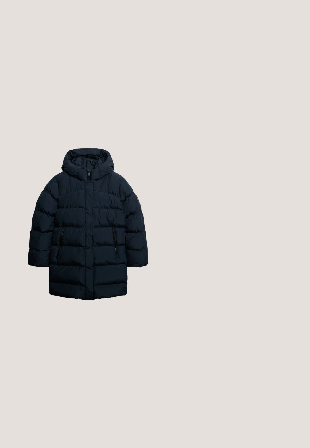 Navyblauwe gewatteerde jas met een capuchon, voorzien van een rits aan de voorkant, horizontale stiksels en twee ritszakken aan de zijkant. Glad, dik materiaal.; Gestreepte trui in marineblauw, teal, lichtblauw, wit en lichtgrijs. Gemaakt van ribgebreide stof, met een ronde hals en lange mouwen.; Navyblauwe T-shirt met korte mouwen van zacht materiaal, met de tekst "TOM TAILOR EST. 1962" in het wit over de borst. Ronde halslijn.; Lee CAROL - Straight leg jeans - laundry line; Marineblauwe sneaker met textielen bovenwerk, witte accenten en zijrits. Heeft een tankleurige rubberen zool en geperforeerde details voor ademend vermogen.; Marineblauwe, geribbelde leren handtas met dubbele handvaten en een afneembare schouderriem. Voorzien van een ritssluiting en een subtiele logo-accent.