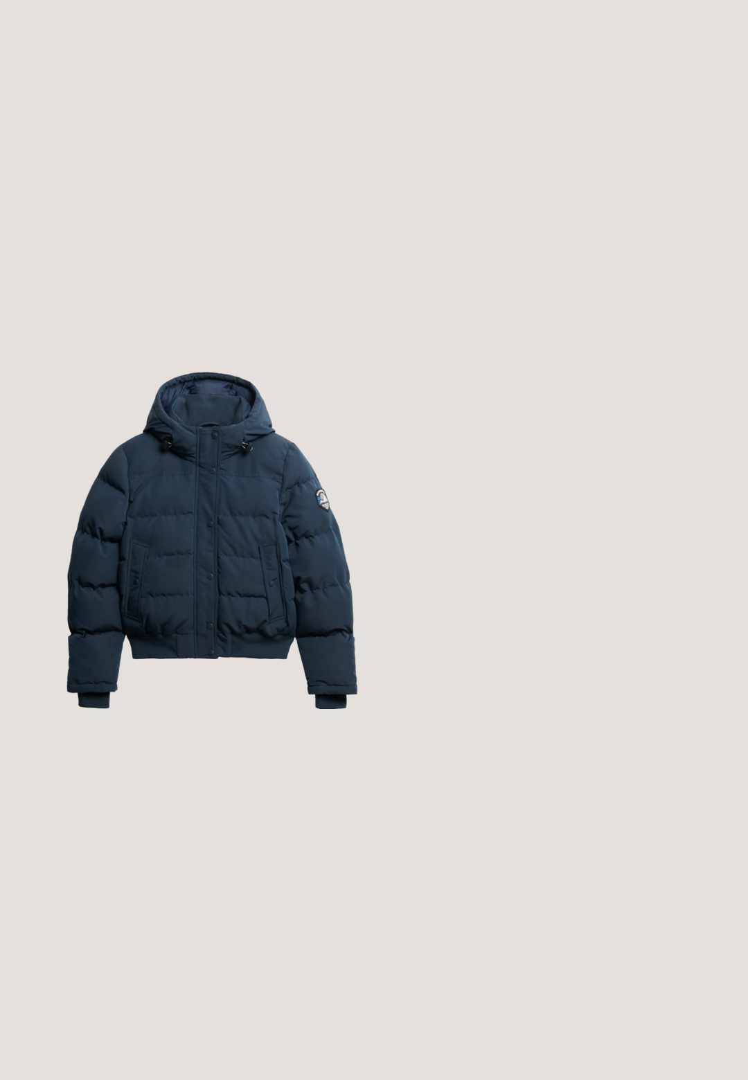 Mørkeblå dynejakke med hætte, der har lukning med knapper foran, to sidelommer og ribstrikkede manchetter. Inkluderer et logopatch på ærmet.; Mørkeblå strikket sweater med et kabelmønster, rund halsudskæring og lange ærmer med ribbede manchetter og kant. Subtil logoaccent.; Marineblå langærmet skjorte med hvide vandrette striber og rund halsudskæring, vist på en hvid baggrund.; Blå denim flare jeans med en mid-rise talje, har stikninger, to frontlommer og en baglomme.; Marineblå atletiksko med glat syntetisk overdel, snørelukning, struktureret mellemsål og kontrasterende hvid sål. Diskret logodetalje på hælen.; Navyblå rektangulær læder crossbody-taske med bred vinrød og hvid mønstret rem og sølvfarvede metalspænder.