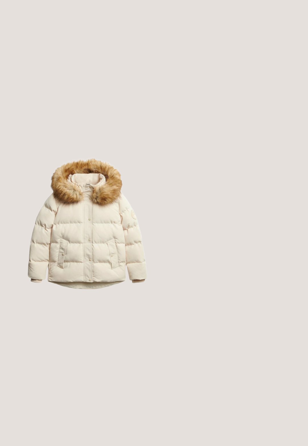 Cremefarvet dunjakke med frontknapper, store sidelommer og en hætte med brun kunstpelskant, vist på hvid baggrund.; Ensfarvet lysegrå sweatshirt med rund hals, lange ærmer og elastiske manchetter og kant, vist på hvid baggrund.; Langærmet hvid T-shirt lavet af blødt stof med en enkel rund halsudskæring og en afslappet pasform. Ingen mønstre eller detaljer.; Lysegrå bukser med vide ben, elastisk talje og snor, lavet af blødt stof, der egner sig til afslappet brug.; Brun ruskinds ankelstøvle med rund tå og polstret krave, der har kontrastsyninger og en tekstureret gummisål.; Beige rektangulær læderhåndtaske med to runde håndtag og præget "GR" logo på fronten, lynlåslukning øverst.