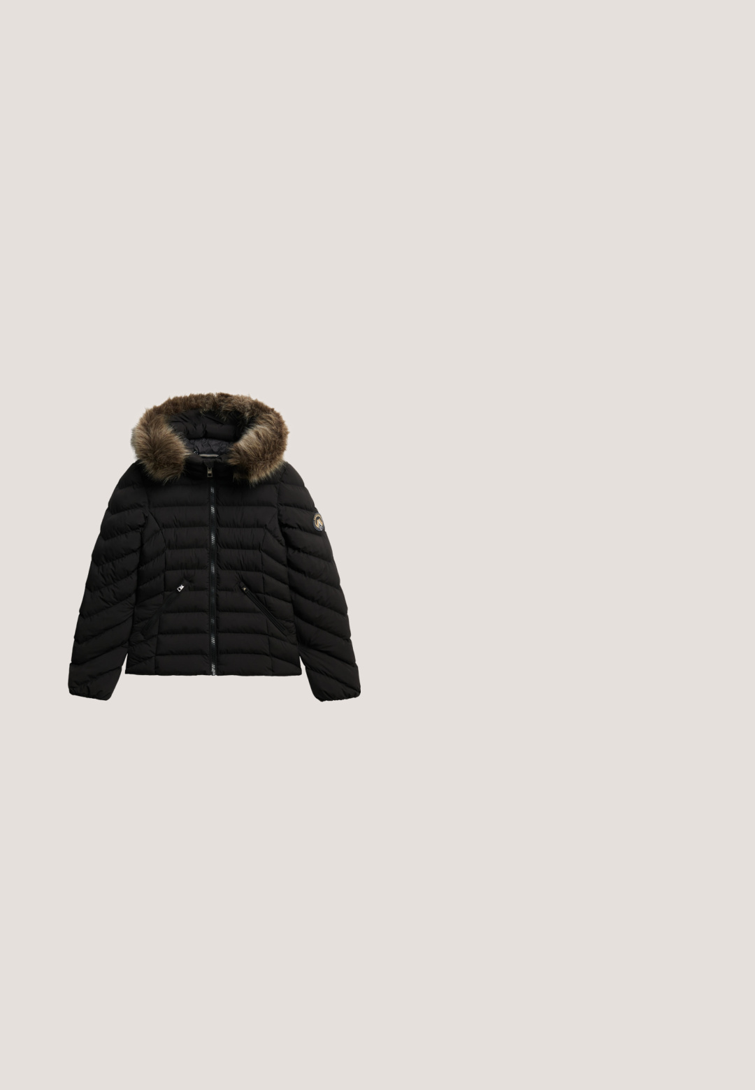 Sort quiltet vinterjakke med lynlås foran, hætte med pelskant, to lynlåslommer og logo-patch på venstre ærme.; Sort fleece-pullover med høj krave, halvdelslynlås, lange ærmer og en glat tekstur. Simpelt design uden mønstre eller accenter.; Langærmet hvid top lavet af glat stof med rund halsudskæring. Har et simpelt design og en tætsiddende silhuet. Ingen mønstre eller accenter.; Sorte flared leggings lavet af strækbart stof, med en høj talje og glat tekstur, designet til komfort og bevægelighed.; Sorte ankelstøvler i ruskind med kunstpelsfor, udstyret med metaløjer og en gummisål, der fremviser et minimalistisk design.; Miriade Skuldertasker - beige