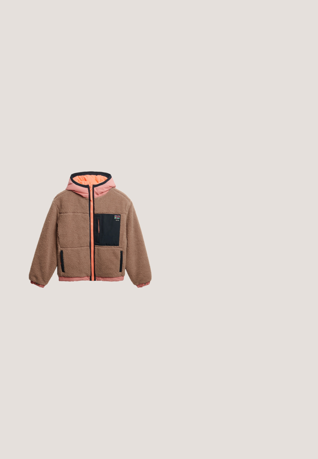 Brun fleecejakke med hætte, pink detaljer, sort brystlomme og to sidelommer; har lynlås foran.; Mørkegrå hoodie lavet af blødt materiale, med snøre i hætten, ribbekantede manchetter og et diskret logo trykt på fronten.; Denim overall-shorts med justerbare stropper, frontbrystlomme, sideknapper og opkørte manchetter med et diskret mønstret stof.; Sort-hvid platform-sneaker med tyk sål, sorte snørebånd og brandingdetaljer på siden, tungen og hælkappen.; Sorte rektangulære solbriller med tykke stel og mørke tonede linser, vist i en let vinkel på en hvid baggrund.; Sort nylon taske med dobbel frontlynlås, top hanke og justerbar skulderrem. Har en rund logo lap på fronten.