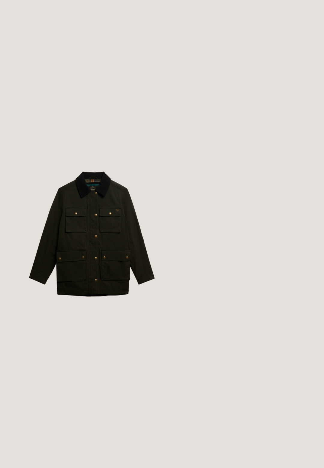 Veste en tissu vert foncé avec un col noir, des boutons à l'avant et quatre poches à rabat. Présente un design matelassé avec des accents en matériel doré.; Pull en tricot vert et crème avec des motifs géométriques, un col rond et des poignets côtelés, avec "SUPERDRY" affiché en évidence.; Chemise à manches longues gris foncé avec des rayures horizontales blanches, col rond et une petite étiquette en tissu sur la couture latérale.; Jeans en denim noir avec une coupe droite, poches avant, fermeture par un seul bouton et détails de couture subtils.; Bottine en cuir noir à bout rond, avec un laçage à l'avant, un col rembourré et une semelle en caoutchouc texturé. Présente un logo embossé sur le côté.; Sac cabas rectangulaire noir avec longues anses, petite poche avant et plaque logo en métal argenté centrée sur le panneau avant.