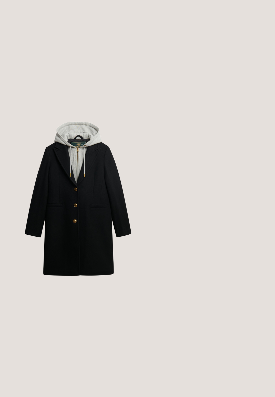 Sort frakke med en grå hætte tilkoblet. Har et skræddersyet design, indsnittede revers, gyldne knapper og forlommer.; Sort kjole med en tekstureret kabel-strik top og en flydende, samlede nederdel. Rund halsudskæring og lange ærmer.; Knæhøje sorte læderstøvler med en glat tekstur, rund tå, lav blokhæl og en buet topkant med en løkke-detalje bagpå.; Sorte katteøje-solbriller med mørke linser, gyldne logoaccents foran og på stængerne, vist på en hvid overflade.; Sort læderhåndtaske med to håndtag, frontklap med knaplukning, hvide syninger og lille hestelogo på ensfarvet baggrund.; Guldtonede klipsøreringe med et skildpaddemønster i cirkulær form og et opraised logo på forsiden. Glat tekstur og blank finish.