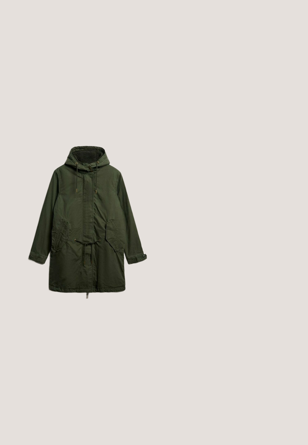 Groene capuchonjack met een gestructureerde stof, voorzien van bronzen drukknoopjes en trekkoorden met metalen punten. Close-up van het ontwerpdetails.; Zwarte sweatshirt met lange mouwen, gemaakt van een katoenmix, met een ronde hals, geribbelde manchetten en een subtiel merkembleem op de borst. Glad van textuur.; Langarmig olijfgroen geribd shirt met ronde hals en twee knopen op het beleg middenvoor.; Donkergrijze cargobroek met rechte pijpen, knoopsluiting in de taille, voorzakken en klepzakken op beide dijen.; Zwarte leren enkellaars met ronde neus, vetersluiting aan de voorkant, gevoerde schacht en gestructureerde rubberen zool. Heeft een logo dat aan de zijkant is geëmbosseerd.; Metalen zilveren en olijfgroene handtas met een gebogen vorm, twee met rits afgesloten zakken en een verstelbare strap. Heeft een merklogo-detail.
