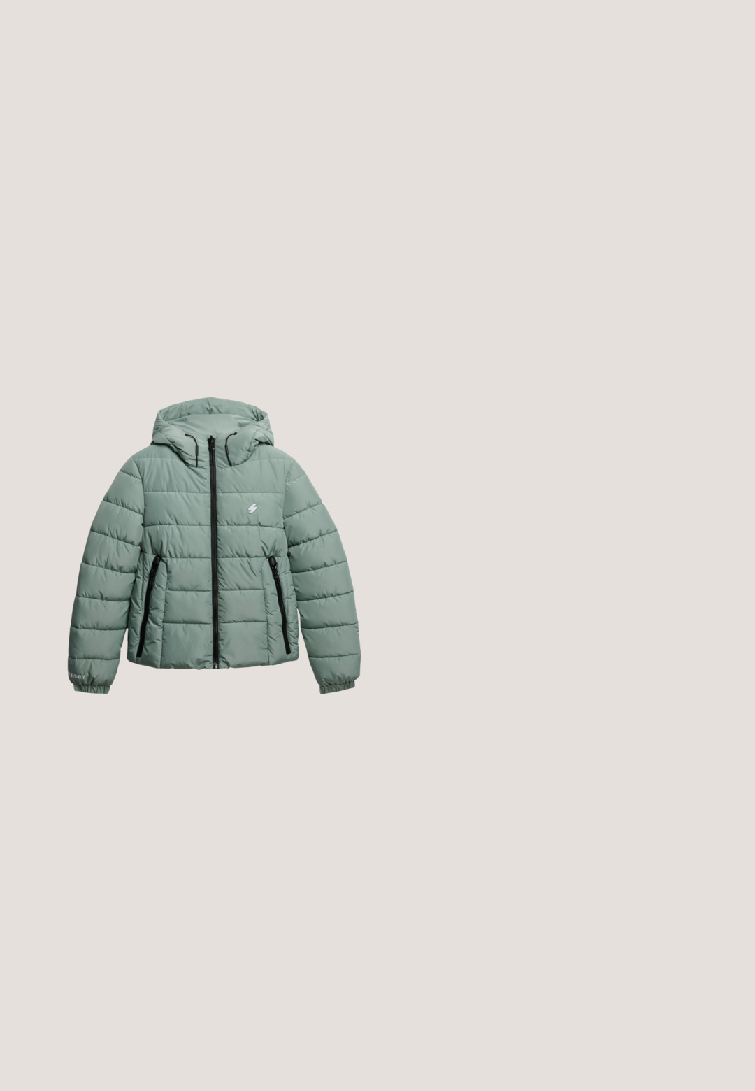 Polstret jakke i afdæmpet grøn med hætte, lynlås foran og to sidelommer med sorte detaljer. Blød tekstur og quiltet design.; Lysebeige bomuld t-shirt med korte, brede ærmer og rund hals. Har en lille hvid logo på brystet. Blød tekstur.; Lys grønne sportsbukser lavet af åndbart stof, med en perforeret tekstur og en elastisk talje for komfort.; Hvide atletiske sko med et åndbart mesh-overdel, sølvdetaljer, en rund tå og en tekstureret sål for traction og komfort.; Grå crossbody taske med struktureret mesh-stof, der har en gul lynlåsdetalje og justerbar grå strop; slank rektangulær form.; Par sølvringe med et solstrålemønster dannet af jævnt placerede tynde stave inden for hver ring.