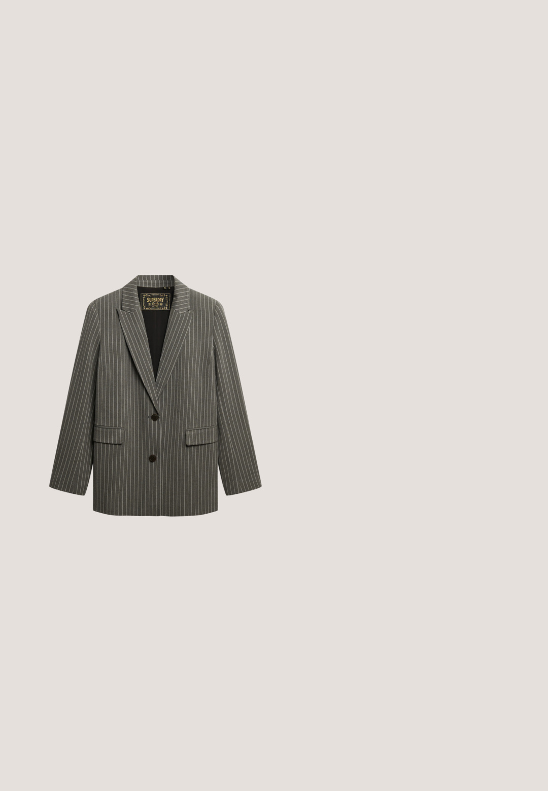 Blazer gris a rayas con solapa ancha, dos bolsillos frontales y dos botones. La tela tiene una textura suave y una forma estructurada.; Camiseta negra recortada con mangas anchas y escote redondo, tela ligeramente recogida en la cintura, exhibida sobre un fondo blanco.; Pantalones anchos negros con rayas blancas finas y cintura ajustable con cordón.; Sandalia plana gris con plantilla texturizada y finas correas en forma de Y, mostrada de lado sobre un fondo claro y liso.; Monturas de gafas rectangulares negras con bordes ligeramente redondeados y varillas delgadas, de la marca Isabel Marant.; Bolso de hombro de cuero negro con detalles de flecos. Textura suave, forma curva y correa ajustable con un detalle de hebilla metálica.