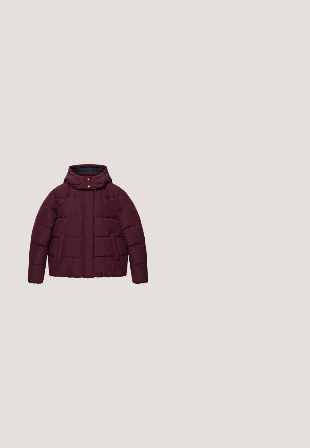Fyldig mørkelilla vinterjakke med hætte, forlommer, trykknap ved kraven og små logoer på bryst og ærme.; Bordeaux sweatshirts med rund halsudskæring, sænkede skuldre og ribbede manchetter. Har "NEW YORK" og "Squady" broderet i hvidt.; Mørk bordeaux langærmet rundhals-shirt med ensfarvet design og en lille label inde i kraven.; Bukser med brede ben i bordeaux med elastisk talje, snøre og tynde lyse sidelister på hvert ben.; Lavtop bordeaux ruskind sneaker med beige læder accenter, beige snørebånd og brun gummisål, vist fra ydersiden på hvid baggrund.; Lille, polstret mørkerød halvmåneformet crossbody taske med justerbar strop og lynlåslukning på toppen.