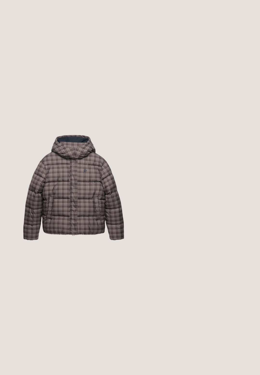 Bruin-wit geruit gewatteerd jasje met capuchon, lange mouwen en voorzakken, afgebeeld op een witte achtergrond.; Superdry & Co SLOUCHY GRAPHIC CREW - Trui - deep navy; Gestreept T-shirt met korte mouwen, met rood-blauwe horizontale strepen op een witte achtergrond. Effen rode kraag; klein rood logodetail.; Donkerdenim wijd-uitlopende jeans met bloemstickers in roze en blauw op de pijpen, met een standaard knoop- en ritsluiting.; Bruine suède enkellaars met zwarte gewatteerde kraag, gouden oogjes, vetersluiting aan de voorkant en een rubberen zool met een gestructureerd patroon.; Kastanjebruine rechthoekige handtas met witte bies, bovenhandvatten, verstelbare schouderriem, voorvak met ritssluiting en Superdry & Co logo.