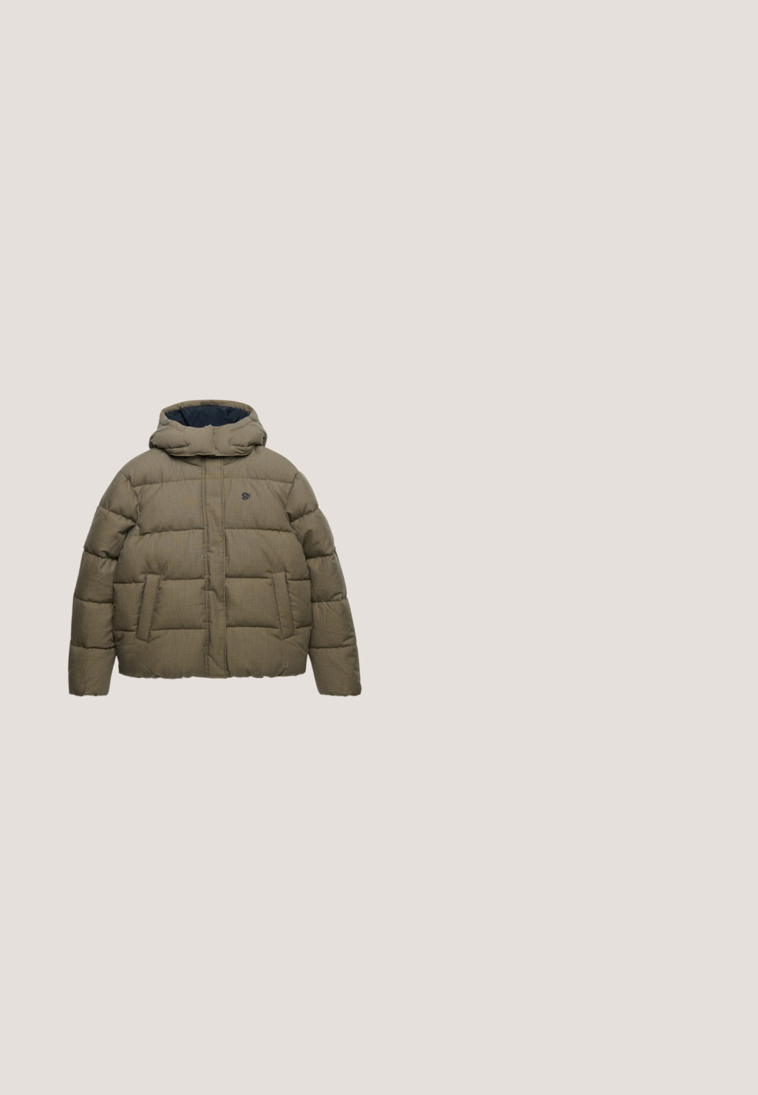 Bruine gewatteerde winterjas met capuchon, voorzakken en een klein geborduurd logo op de borst, afgebeeld op een witte achtergrond.; Zwarte fleece pullover met een ritskraag, voorzien van een borstzak en contrasterende witte en grijze accenten. Zachte textuur, cropped ontwerp.; Olijfgroene ribgebreide trui met lange mouwen, een col en verticale naaddetails aan de voorkant.; Olijfgroene cargobroek met elastische enkels, zijflapzakken en een gewone tailleband, van voren afgebeeld op een witte achtergrond.; Bruine en khaki waterdichte boot heeft een bovenwerk van suède en gequilt stoffen, metalen haken voor de veters, een voering van bont en een gestructureerde rubberen zool.; Groene nylon rugzak met een ronde vorm, voorzien van een voorzak met rits, verstelbare schouderbanden en een gevoerd rugpaneel.