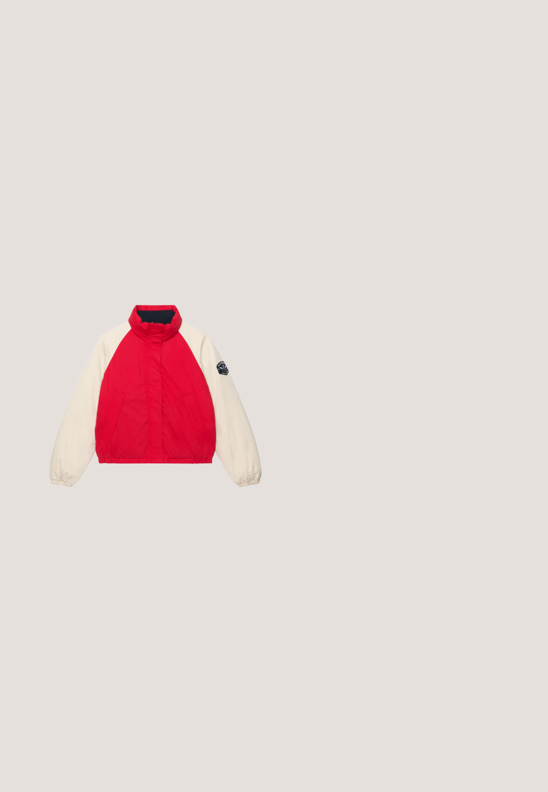 Doudoune rouge et beige avec col montant, poignets élastiques, poches latérales et écusson logo sur la manche gauche.; Sweat à capuche rouge Vans avec poche avant et logo Vans avec le texte "Off The Wall" sur la poitrine.; Débardeur court rouge avec bord blanc et fines bretelles, avec un grand texte vertical beige "Bench." sur le côté gauche.; Pantalon rouge, léger, avec taille élastique et poches latérales ; logo ruban blanc sur la jambe gauche ; coupe à jambes larges.; Baskets de sport rouges avec des accents blancs, en suède et en maille. Caractéristiques d'un design à lacets et de semelles texturées pour une adhérence optimale.; Sac en cuir verni rouge avec une forme incurvée et ergonomique, doté d'une fine sangle réglable et d'un discret logo sur le devant.