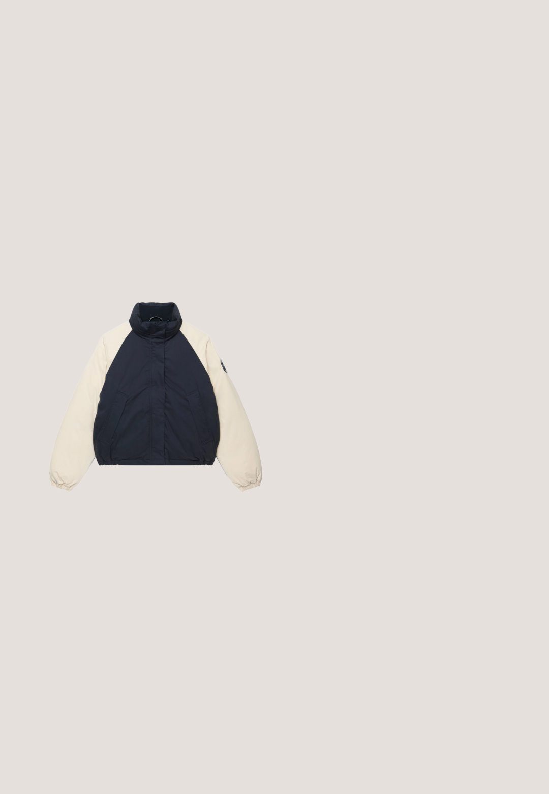 Chaqueta azul marino con cuello alto y mangas largas de color crema, puños elásticos, dos bolsillos delanteros y un parche con logo en la manga izquierda.; Superdry & Co ATHLETIC ESSENTIALS LOOSE - Sudadera - eclipse navy; Camiseta de manga corta azul hecha de una tela suave y texturizada. Presenta un pequeño bolsillo en el lado izquierdo del pecho con "Superdry" impreso.; Pantalones cargo de mezclilla azul oscuro con cintura alta, diseño de pierna ancha y bolsillos laterales. Presentan costuras visibles y detalles de herrajes metálicos.; Zapatillas de color azul marino con acentos blancos; fabricadas en tejido texturizado, con un destacado diseño en zigzag y suela acolchada para mayor comodidad.; Bolsa de tela suave azul marino y gris tipo duffel con dos asas, bolsillo delantero con cordón y correa de hombro ajustable.