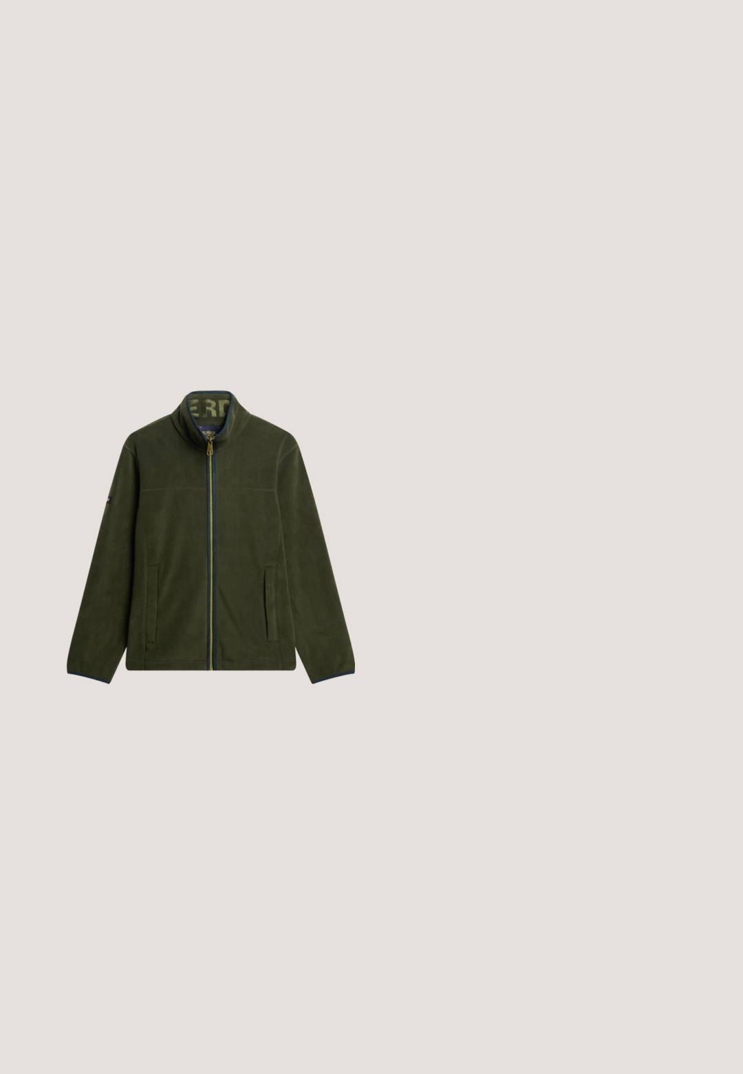 Chaqueta verde hecha de una tela suave y lisa con un cuello alto, cremallera azul y dos bolsillos frontales. Presenta detalles de costura sutiles.; Top sin mangas en color beige con acentos de hombro en gris oscuro y paneles laterales en negro. Textura suave con un escote redondeado.; Pantalones cortos para hombre en verde oliva, con bolsillos delanteros, trabillas para cinturón, botón delantero y cordón con pequeñas puntas naranjas.; Bota de goma verde con puño de tela negra y cordón. Superficie texturizada con un acabado liso. Cuenta con un detalle de logo en el lateral.; Gafas de sol de plástico verde con una forma angular distintiva, lentes oscuros y acentos naranjas en las patillas, que muestran un diseño minimalista.; Bolso bandolera de camuflaje hecho de una tela duradera, con un audaz logo "SKECHERS" en plateado metálico, correa ajustable y compartimentos con cremallera.