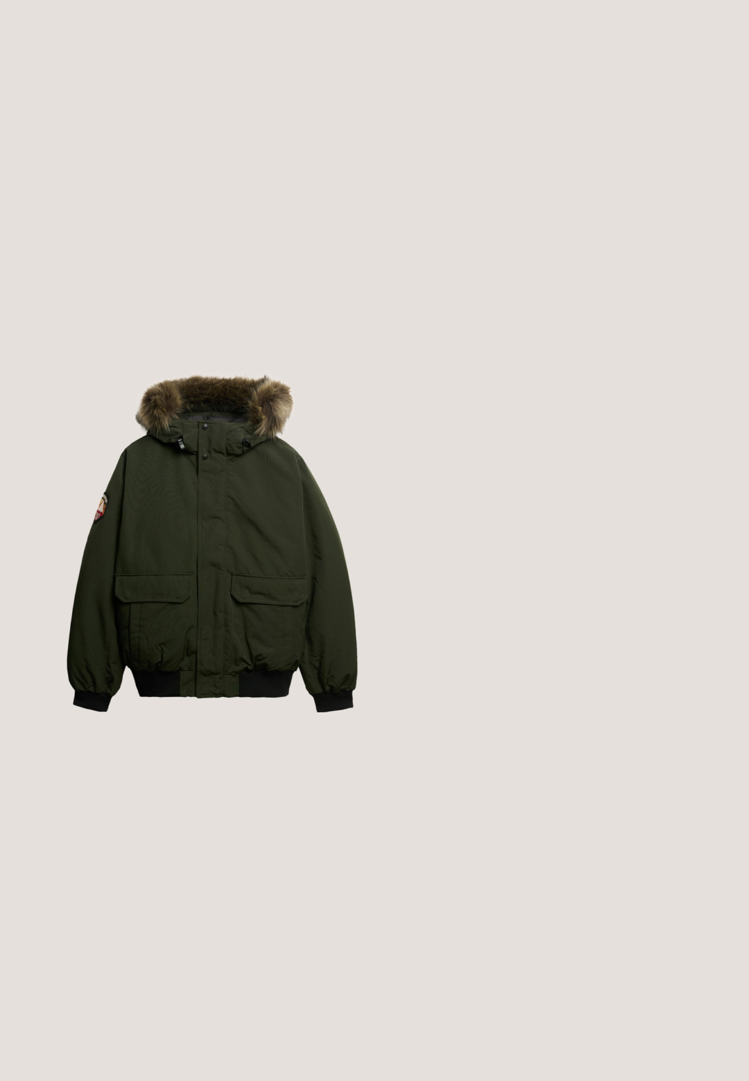 Groene geïsoleerde jas met een capuchon afgewerkt met bont, twee voorzakken en elastische manchetten. Voorzien van een centrale rits en knoopsluiting.; Donkergroene lange mouwen pullover sweater met halve ritssluiting aan de kraag, geribbelde manchetten en zoom, plat neergelegd op een witte achtergrond.; Zwart katoenen T-shirt met korte mouwen, ronde hals en klein geborduurd logo op de linkerborst.; Zwarte denim broeken hebben een recht model, vijf zakken en subtiele stiksels voor een nette uitstraling.; Timberland BRITTON ROAD EYE MOC-TOE - Veterboots - black; Zwarte sporttas gemaakt van textuurmateriaal, met leren handvatten, een ritssluiting en een zijvak, en met gladde accenten.