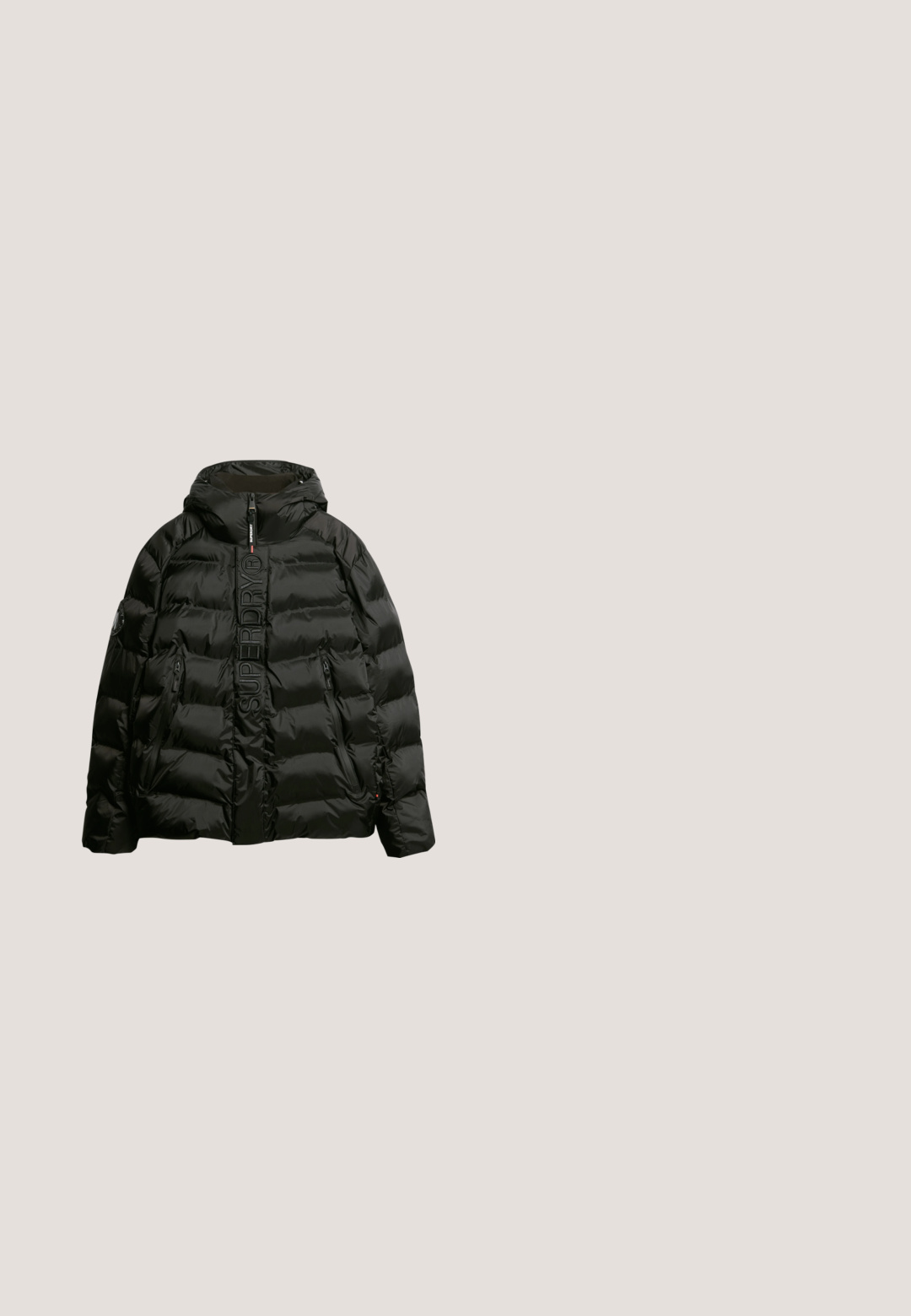 Sort polstret jakke med hætte, der har en frontlynlås, to lynlåslommer på siden og prægede "SUPERDRY"-tekster på forsiden.; Sort pulloverstrik med ensfarvet design og en kontrastfuld, tekstureret panel med teksten "GUESS EST. 1981" på brystet.; Sort t-shirt med korte ærmer og rund hals med "GUESS JEANS" trykt i hvidt centreret på brystet.; Mørkegrå herrejeans med lige ben, fem lommer, bæltestropper, knaplukning og diskret falmen på øverste lår.; Sort vandrestøvle lavet af læder og mesh, med polstret krave, snørebånd foran, gummisål med godt greb og prægede logo.; Sort Guess crossbody taske lavet af tekstureret stof, med en toplynlås, justerbar rem og en trekantet logo accent.