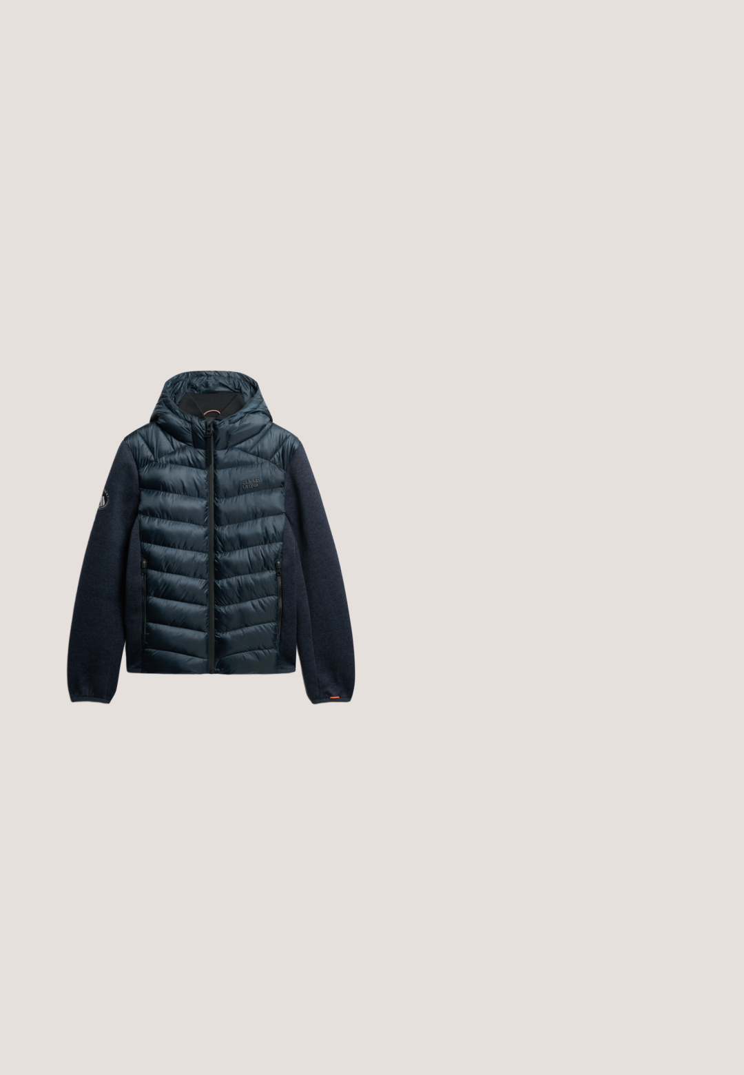 Chaqueta acolchada navy con capucha, que presenta paneles frontales acolchados, mangas texturizadas y bolsillos con cremallera. Destacada con un logotipo de marca.; Jersey de forro polar negro con cuello alto, cremallera frontal parcial, cremallera en el bolsillo del pecho, dos bolsillos laterales con cremallera y puños elásticos en las mangas largas.; Camisa henley de manga larga en color marino, hecha de algodón suave, con una tapeta de tres botones, dobladillo redondeado y pequeño logotipo en el pecho.; Seasalt Cornwall YEOMAN TAPERED  - Pantalones - inkwell; Botín de ante negro con dos ojales en el lateral, suela de goma plana y sutiles detalles en rojo y plata en los cordones.; Bolso cruzado azul marino con bolsillo frontal con cremallera, correa ajustable y logo de USPA con un jugador de polo.