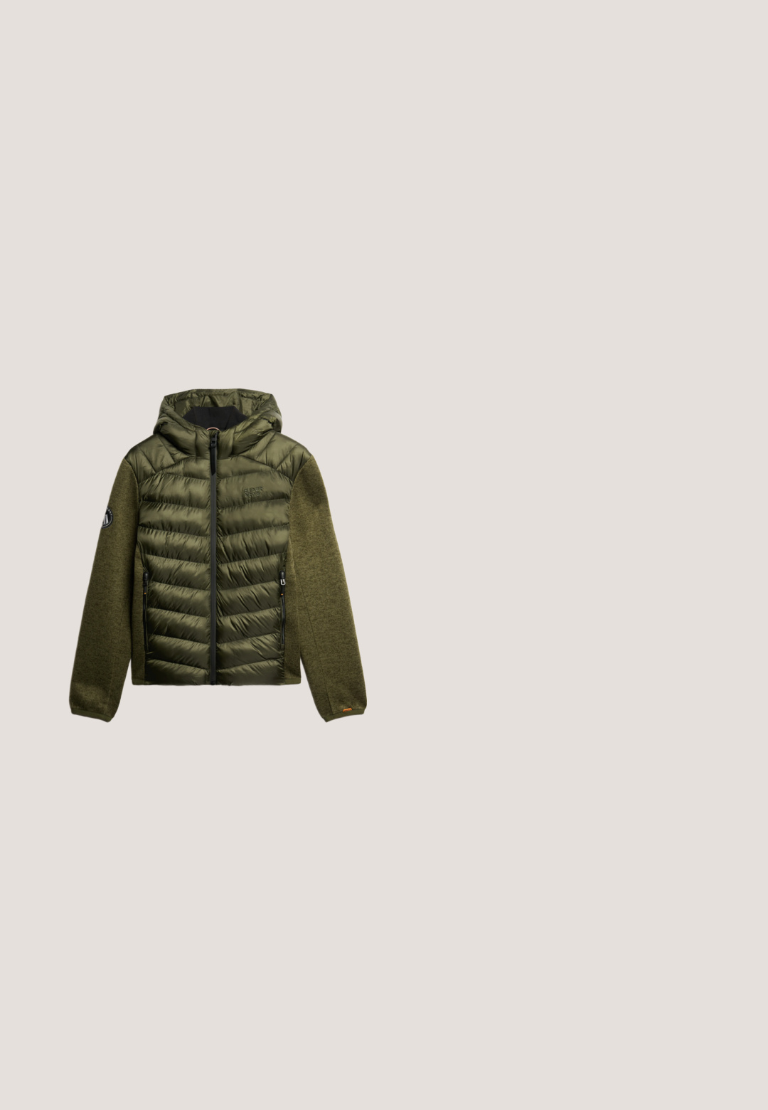 Hættejakke med en blanding af olivengrønt glat og teksturerede materialer, med lynlås foran og et logo på ærmet.; Fleecepullover med lynlås; grøn og brun bladet mønster på den øverste halvdel, ensfarvet sort nederste halvdel, to frontlommer, tekstureret stof.; Langærmet grøn til mørkebrun ombre skjorte med et bølget spiralformet solmotiv i midten af brystet, rund halsudskæring og ribstrikkede manchetter.; Khakifarvede bomuldsbukser med lige ben, der har to store forlommer og en enkelt sidelomme, afsluttet med en knaplukning.; Timberland BRITTON ROAD EYE MOC-TOE - Snørestøvletter - black; Sort bæltetaske lavet af slidstærkt nylon med et stort hovedrum med lynlås og en frontlomme. Har en logo-patch og justerbar rem.