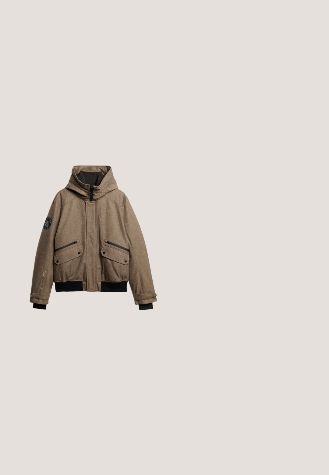 Bruine, gebloktejas met een capuchon. Heeft ritszakken, een zwarte rand aan de onderkant en een logo-opdruk op de mouw.; Zwarte pullover van zacht, getextureerd fleece. Voorzien van een hoge kraag, een gedeeltelijke rits en een ritsvak op de borst.; Witte pullover met korte mouwen en een gestructureerde stof, voorzien van een V-hals en een comfortabele pasvorm. Het materiaal lijkt zacht en lichtgewicht.; Beige corduroy shorts met een gestructureerde stof, twee zijzakken, een elastische tailleband en een enkele knoopsluiting.; Grijze en zwarte enkellaarsjes gemaakt van suède en synthetisch materiaal, met vetersluiting, een gestructureerde zool en een afgeronde neus.; Groene duffeltas met beige banden, ritssluiting en een ronde logo met de tekst "Marc O'Polo Stockholm 1967" aan de voorkant.