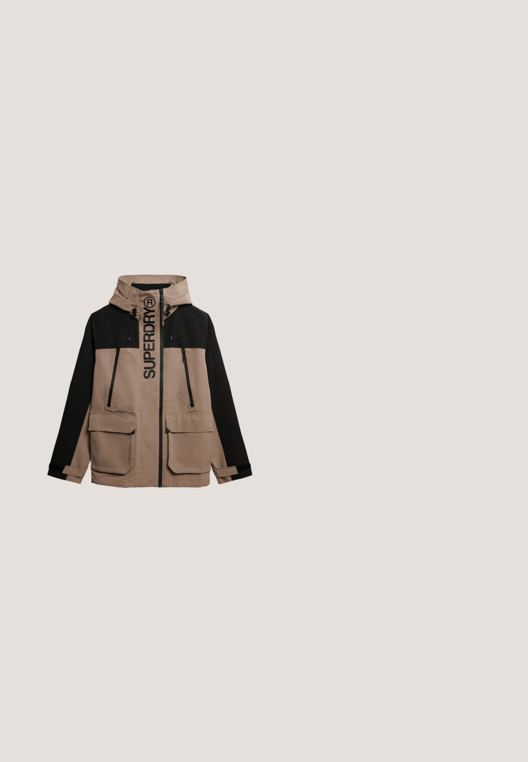 Kleurgebloqueteerde jas in beige en zwart, met een capuchon, grote voorzakken en een gedurfde "SUPERDRY"-logo langs de voorrits.; Capuchon pulloverjack met een zwarte nylon bovenkant en een beige fleece onderkant. Heeft een centrale ritssluiting en zijzakken; textuurstof.; Korte mouwen oranje katoenen T-shirt met een ronde hals en een klein zwart paraplu-graphic op de linkerbovenborst. Gladde textuur.; Rode waterdichte skikostuum met een capuchon, voorzien van zwarte ritsen en accenten, meerdere zakken en een textuurstof voor isolatie.; Josef Seibel ALASKA 51 - Snowboots  - schwarz; Zwarte rugzak gemaakt van duurzaam materiaal, met een logo, meerdere ritszakken, verstelbare schouderbanden en zijvakken van mesh voor extra opbergruimte.
