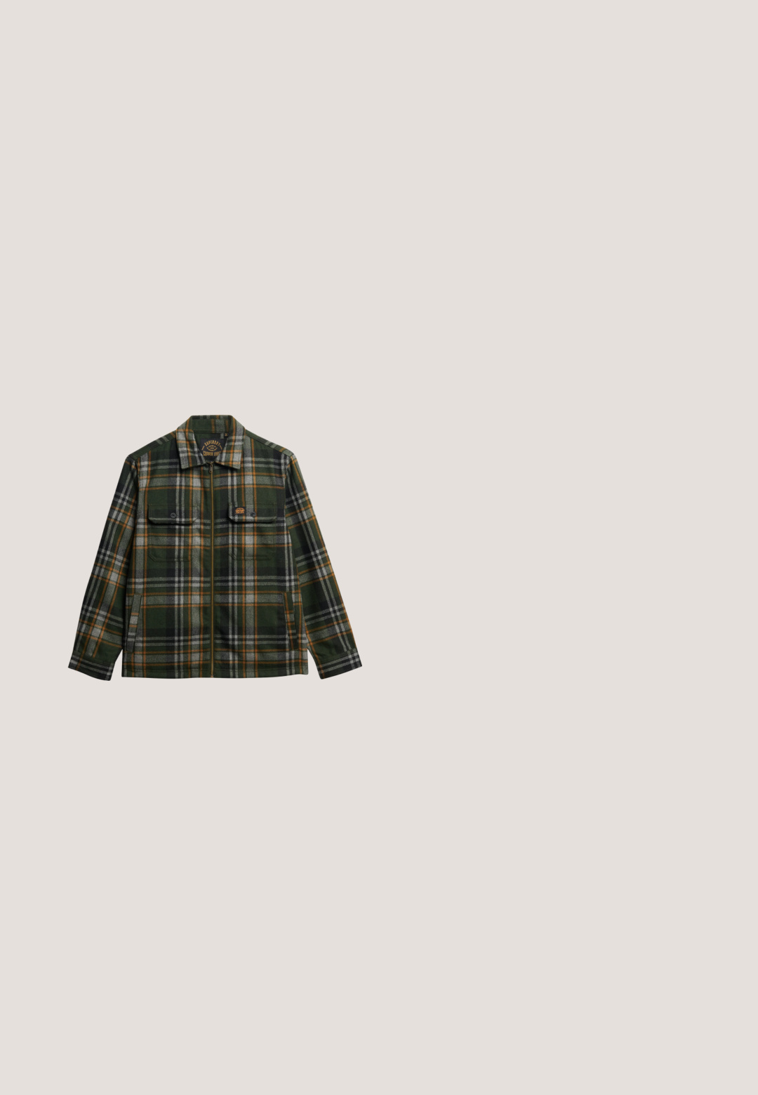 Rutet jakke lavet af grønt stof med hvide og orange linjer, med krave, frontlynlås og to brystlommer med klapper.; Beige strikket sweater med kabelmønster, rund halsudskæring, ribbede manchetter og kant. Har mærkets label på indersiden af halsen.; Langærmet skjorte med knaplukning i burgunder og hvidt ternet mønster, lavet af bomuldsstof, med standard krave og seks knapper nedad foran.; Pier One Bukser - brown; Brune læder vandrestøvler med en tekstureret overflade, uldkrave, metaløjer og gummisål med dybe riller for bedre greb.; Stor duffeltaske i brun- og sort farve med bærehåndtag i sort læder og aftagelig skulderrem, rektangulær form, BOSS-logo på fronten.