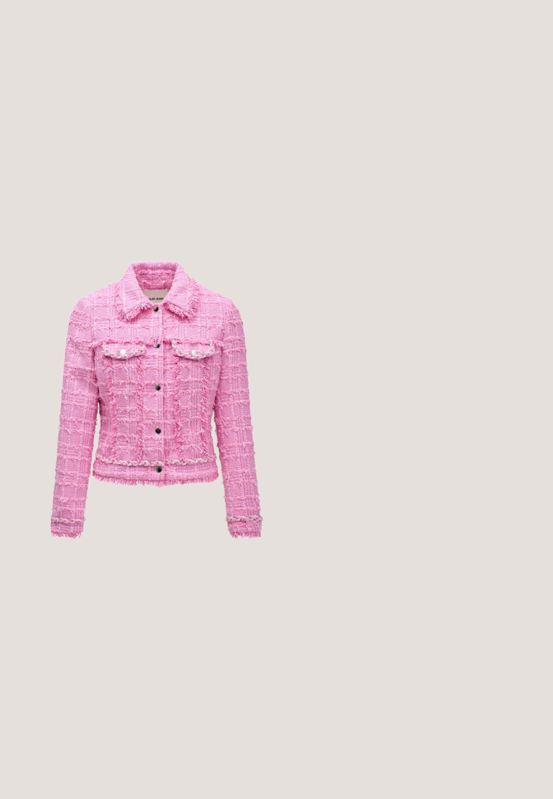Salsa Jeans SALSA JEANS JACKEN   - Chaqueta fina - rosa; Mono rosa de un solo hombro hecho de tela suave, con un diseño de pierna ancha, una cintura ceñida con un cinturón de hebilla cuadrada y sin patrones visibles.; Sandalias de tacón de charol rosa con punta cuadrada, tiras estrechas y un tacón geométrico cuadrado. Presenta un detalle de hebilla en la tira.; Gafas de sol moradas con un diseño redondeado, que cuentan con lentes degradados. Decoradas con cristales coloridos en las patillas. Montura transparente.; Bolso de satén rosa con un diseño estructurado, que presenta un gran broche cuadrado con joyas y asas cortas. La base tiene pies metálicos para mayor estabilidad.; Pendientes de oro con forma de mariposa, esmalte rosa, perlas incrustadas, cristales transparentes y una piedra preciosa rosa en forma de lágrima colgante.
